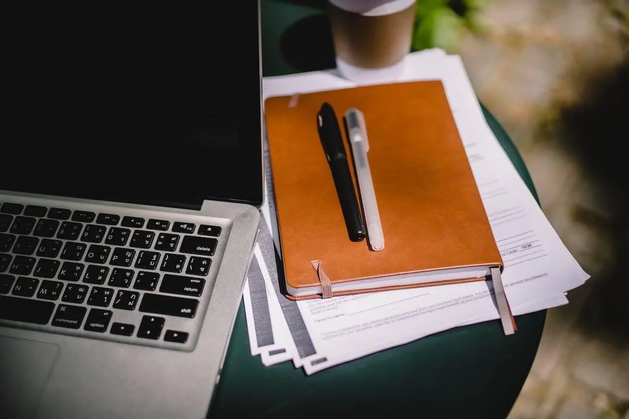 How do you draw up an agenda for an effective meeting?