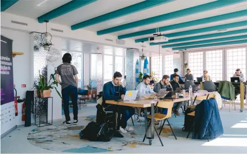 Coworking et nouvelles formes de leadership : comment les managers s'adaptent à ces espaces flexibles ?