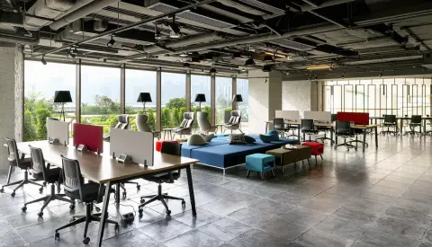Coworking et flexibilité spatiale : comment les entreprises redéfinissent leurs besoins immobiliers ?