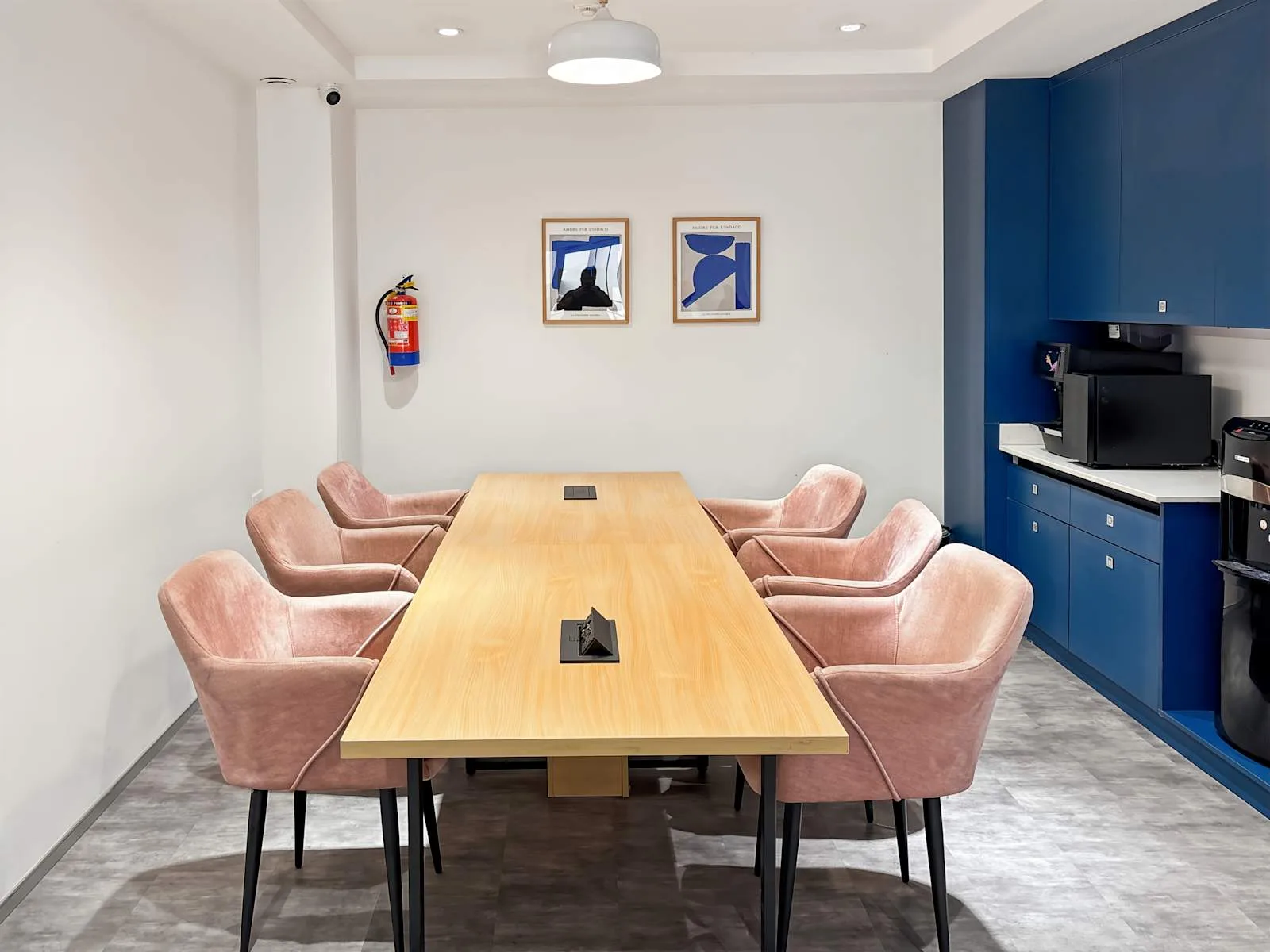 HQ Chandigarh, Timber Market, Meeting room for 6 people, Chandigarh