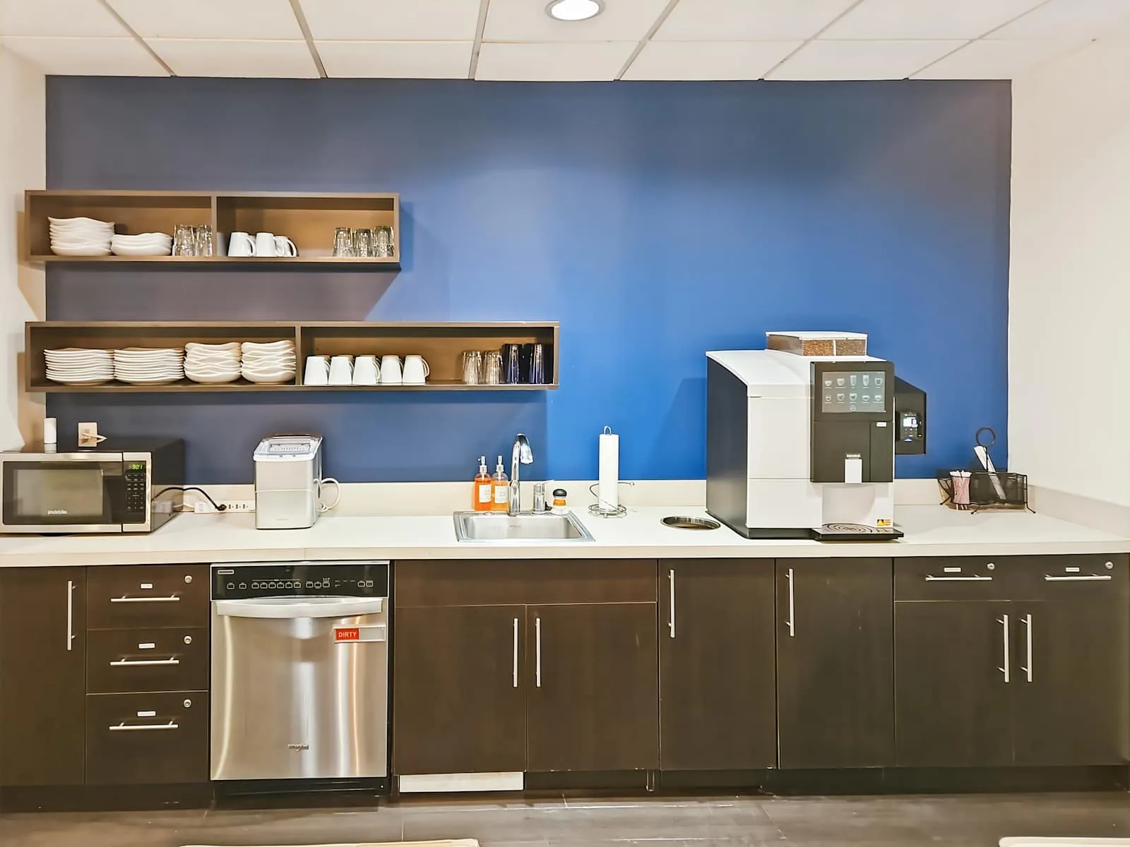 HQ IN, Indianapolis - Lakefront at Keystone, Kitchen, Carmel, IN