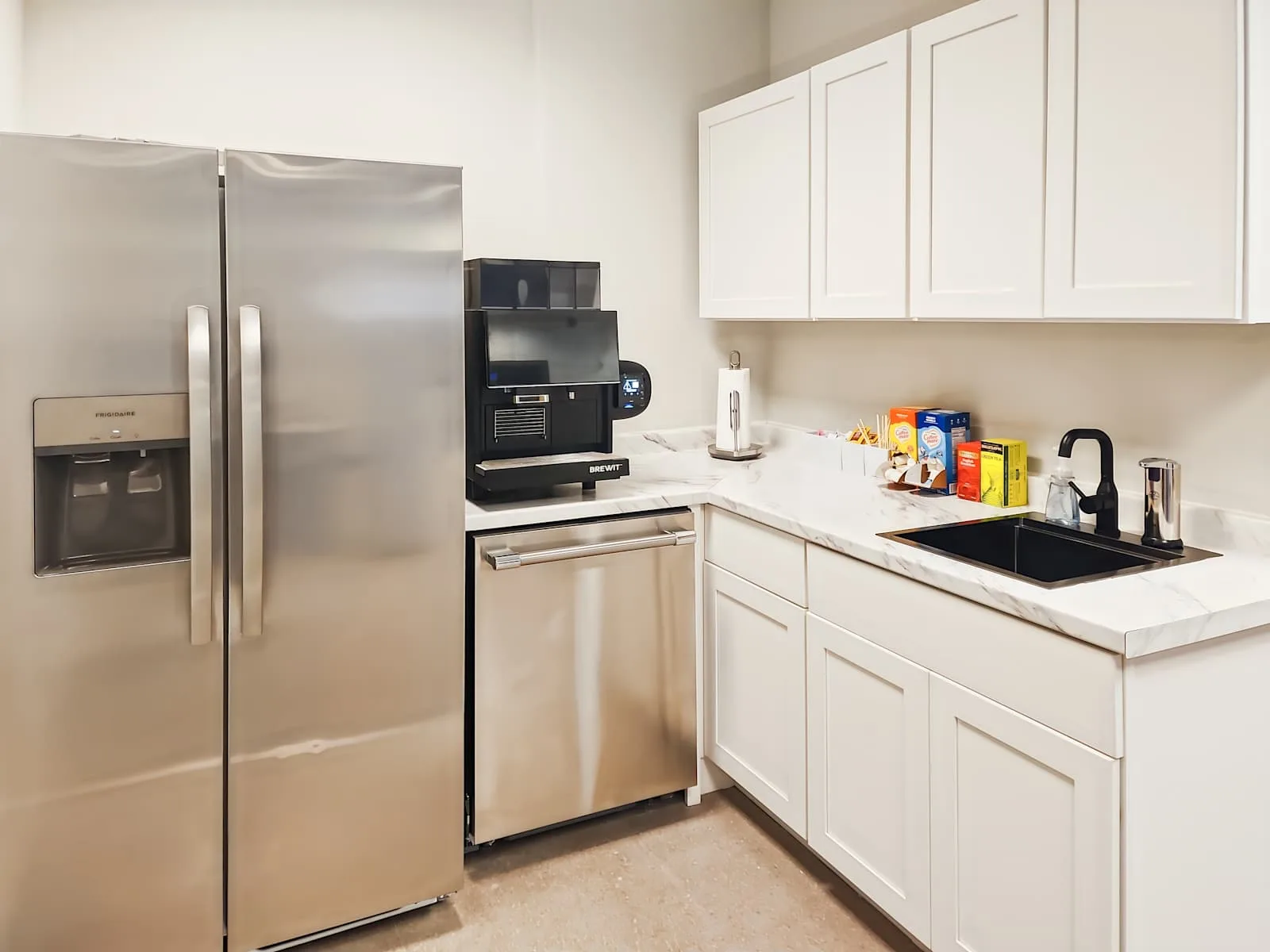 HQ MI, Lansing – West Lake Lansing, Kitchen, Lansing, MI