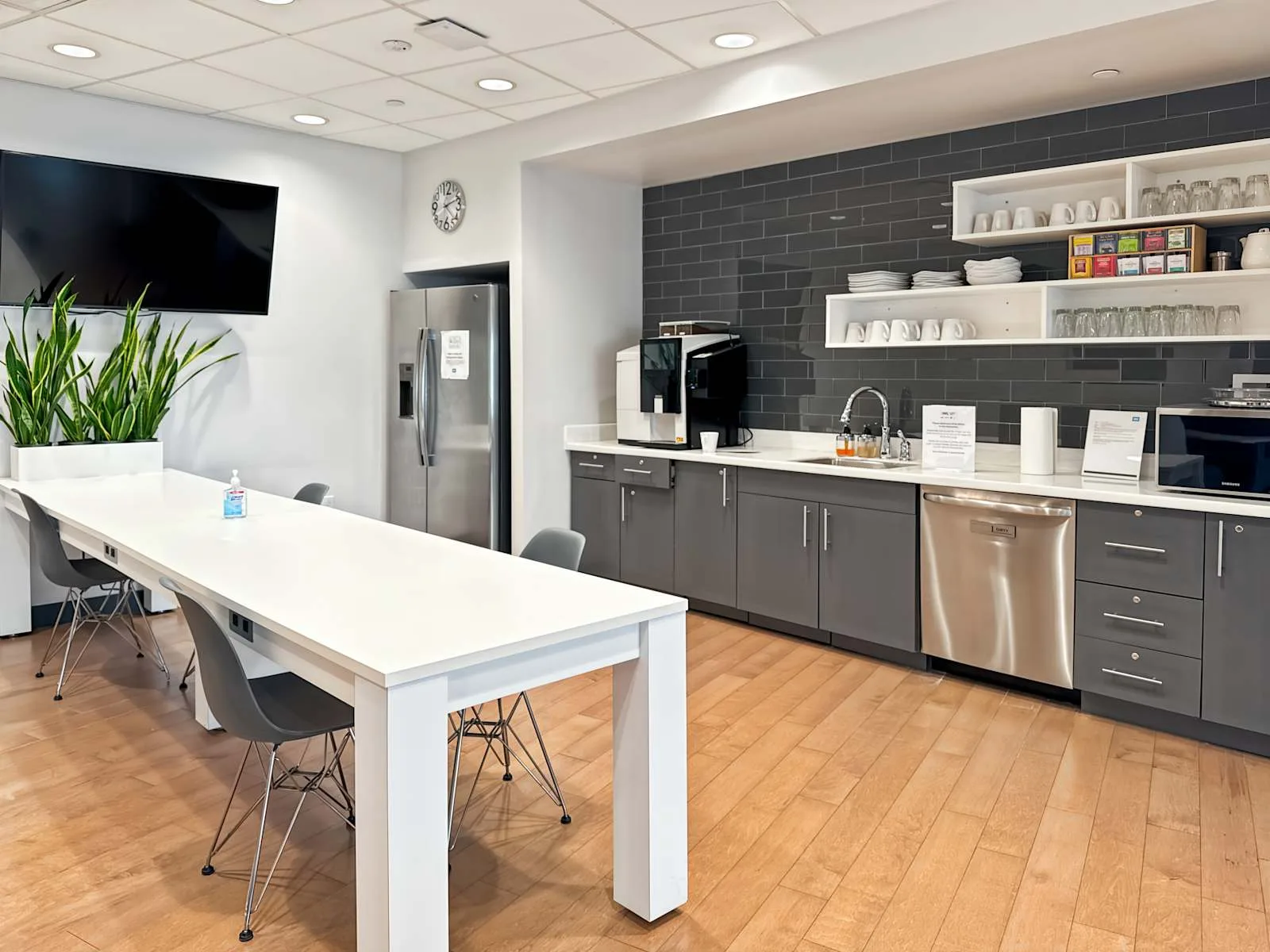 HQ LA, New Orleans - Place St. Charles (HQ), Kitchen, New Orleans, LA