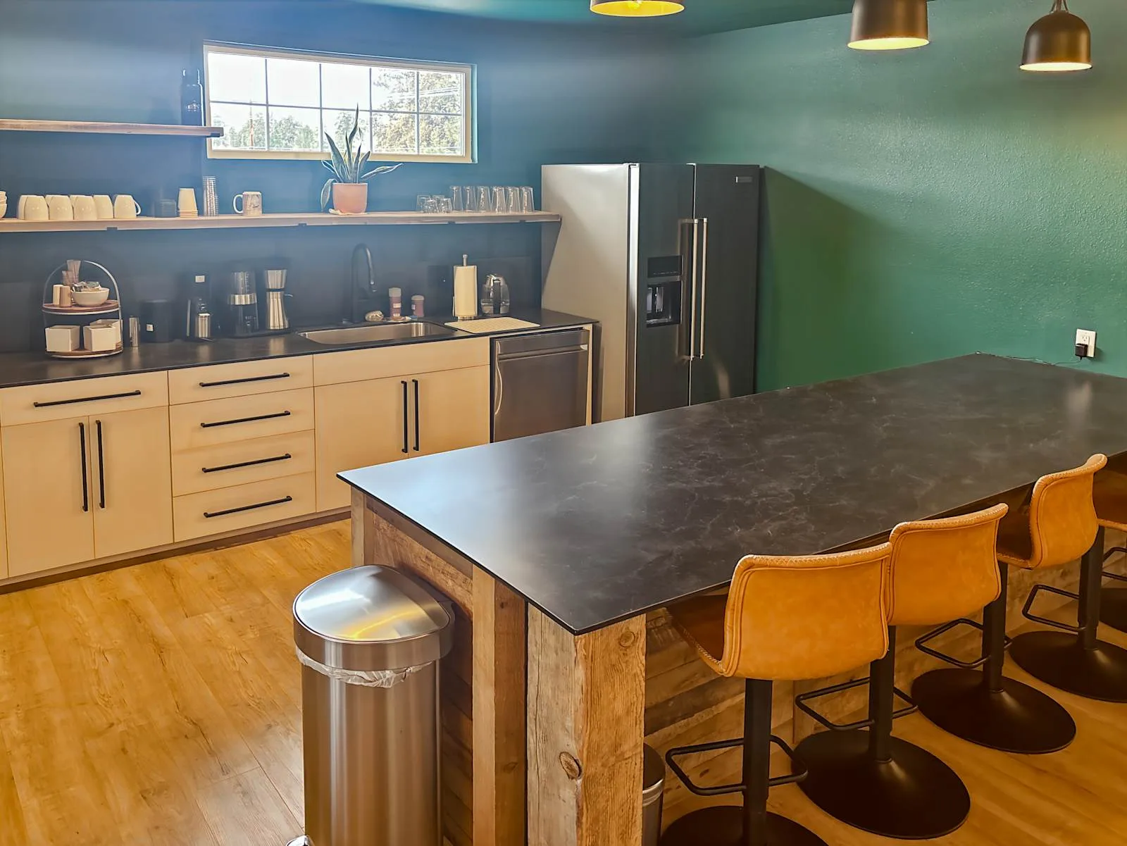 HQ OR, Sisters - Fir St, Kitchen, Sisters, OR