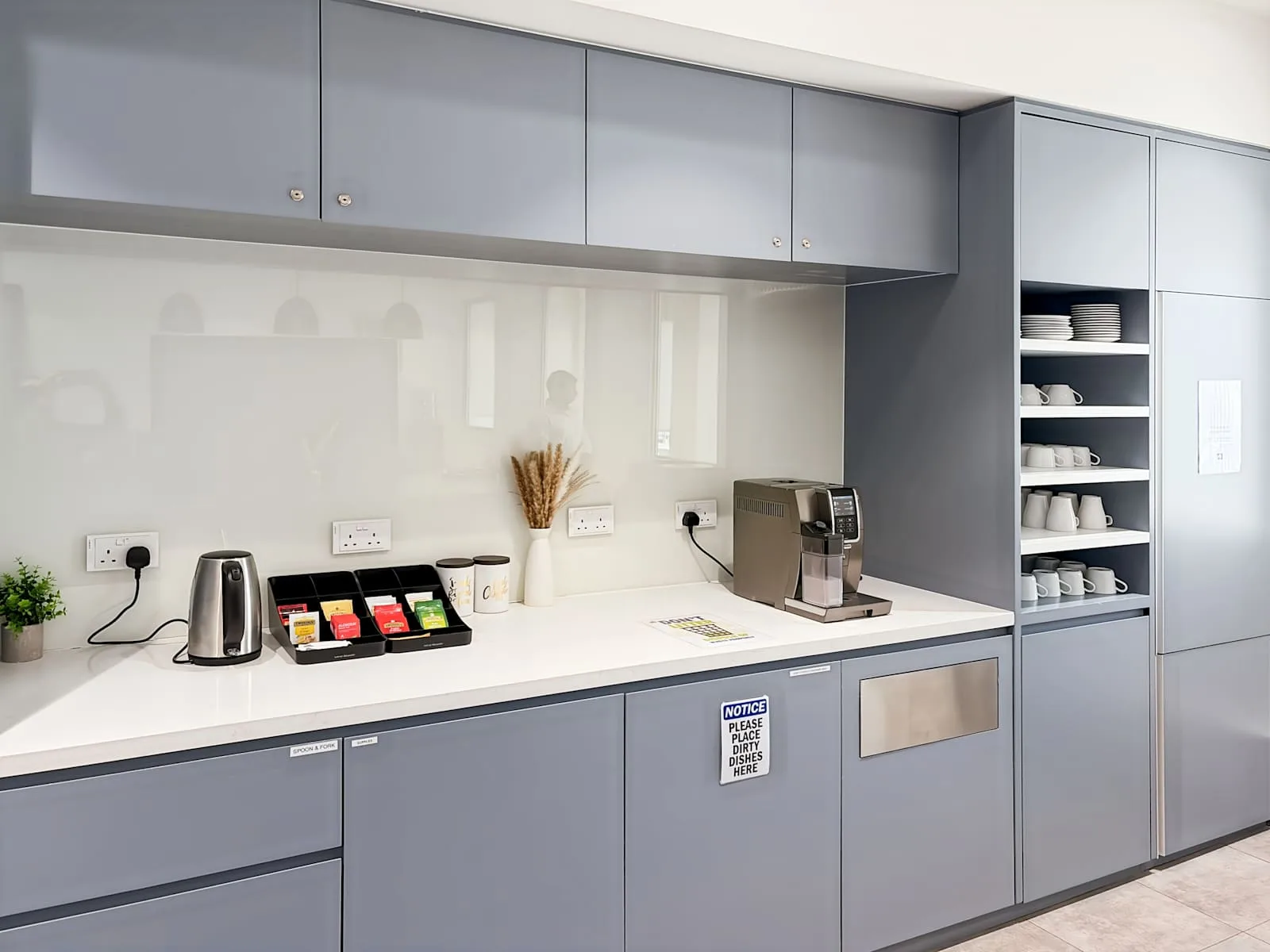 HQ Sheikh Rashid Tower, Kitchen, Dubai