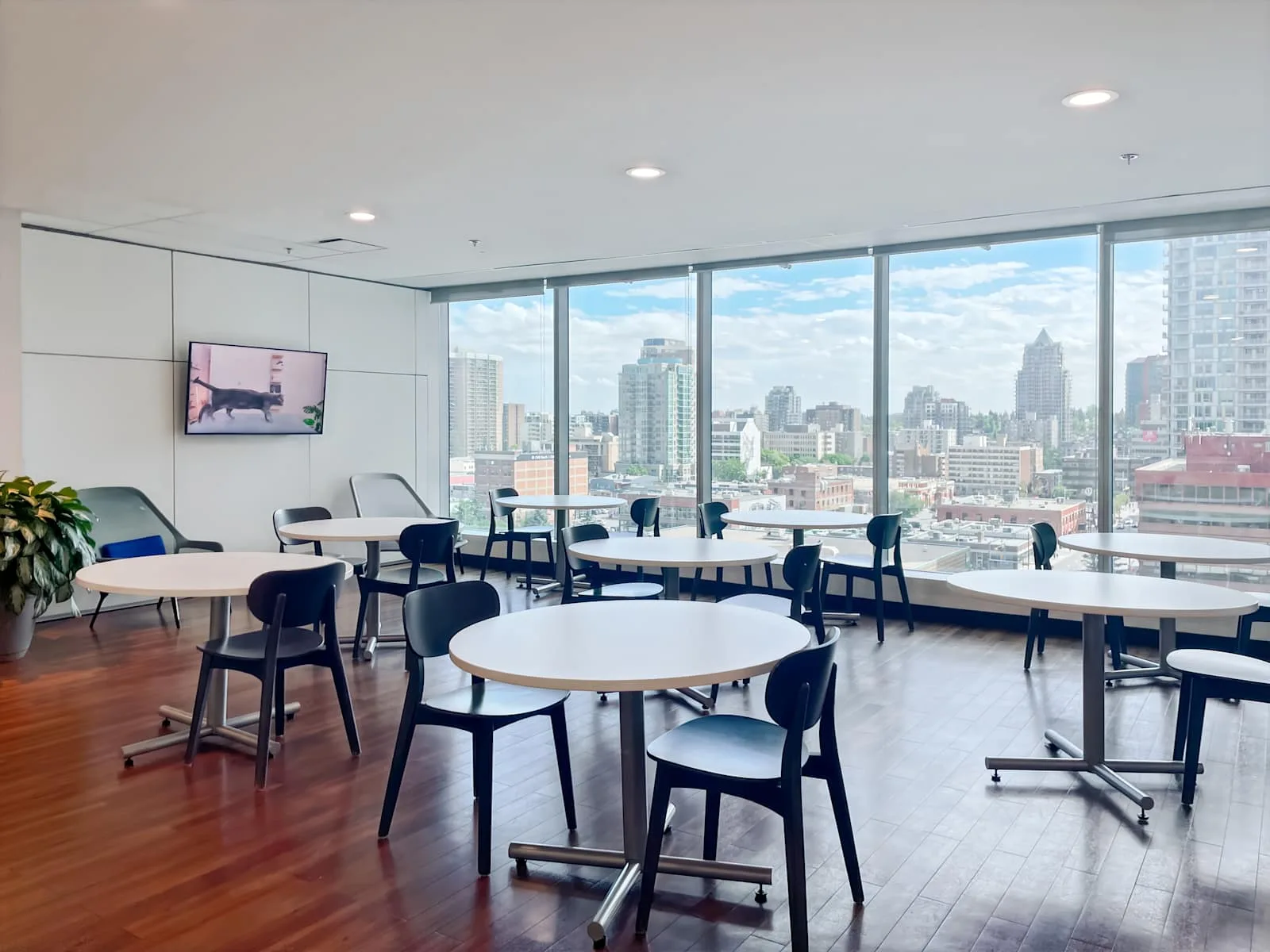 Regus AB, Calgary - 903 8th Ave, Cafétéria, Calgary, AB