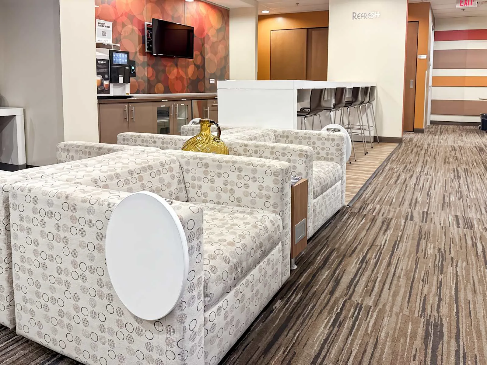 Regus AB, Calgary - Crowfoot Centre, Espace détente, Calgary, AB
