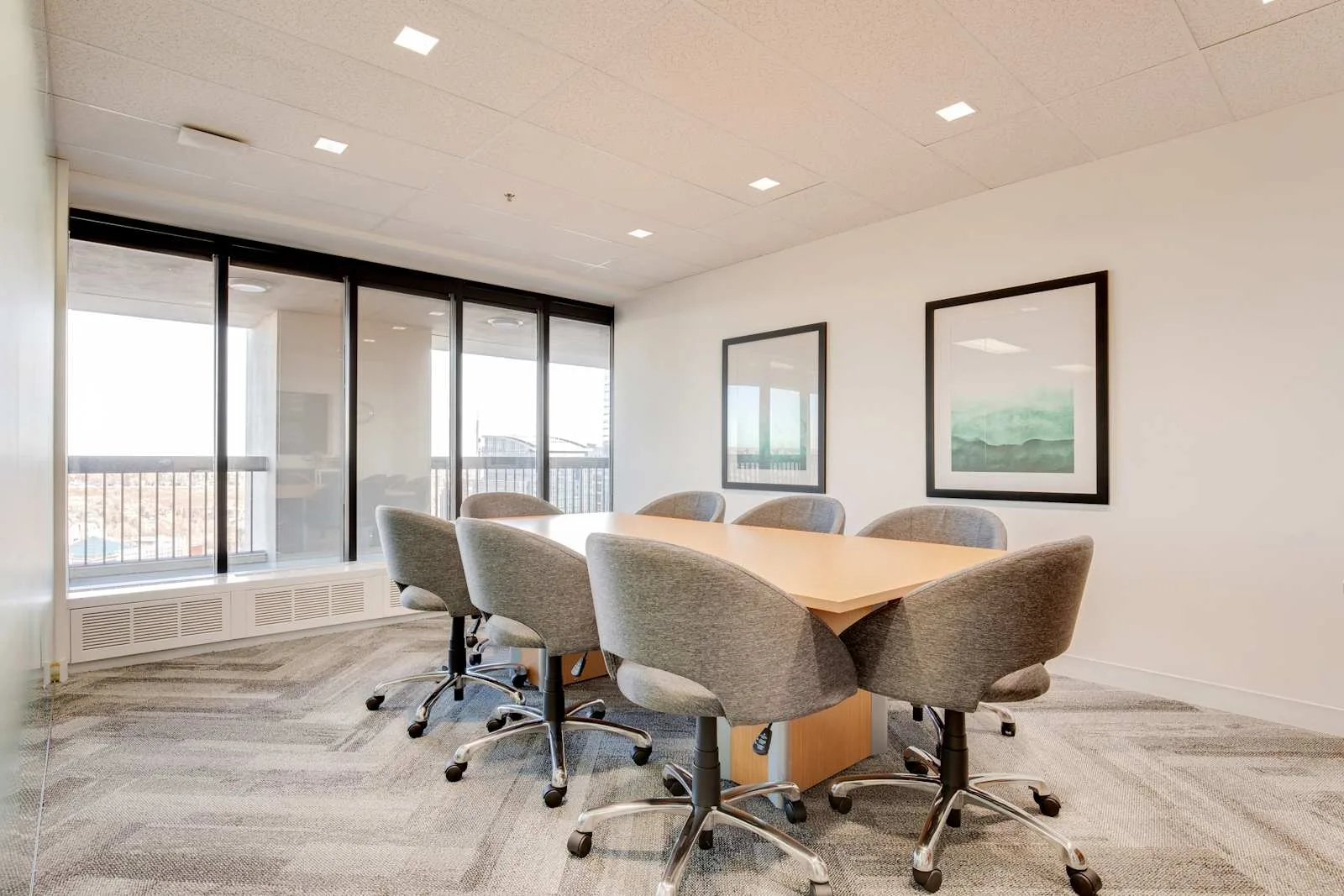 Regus AB, Calgary - McDougall, Salle de réunion 8 personnes, Calgary, AB