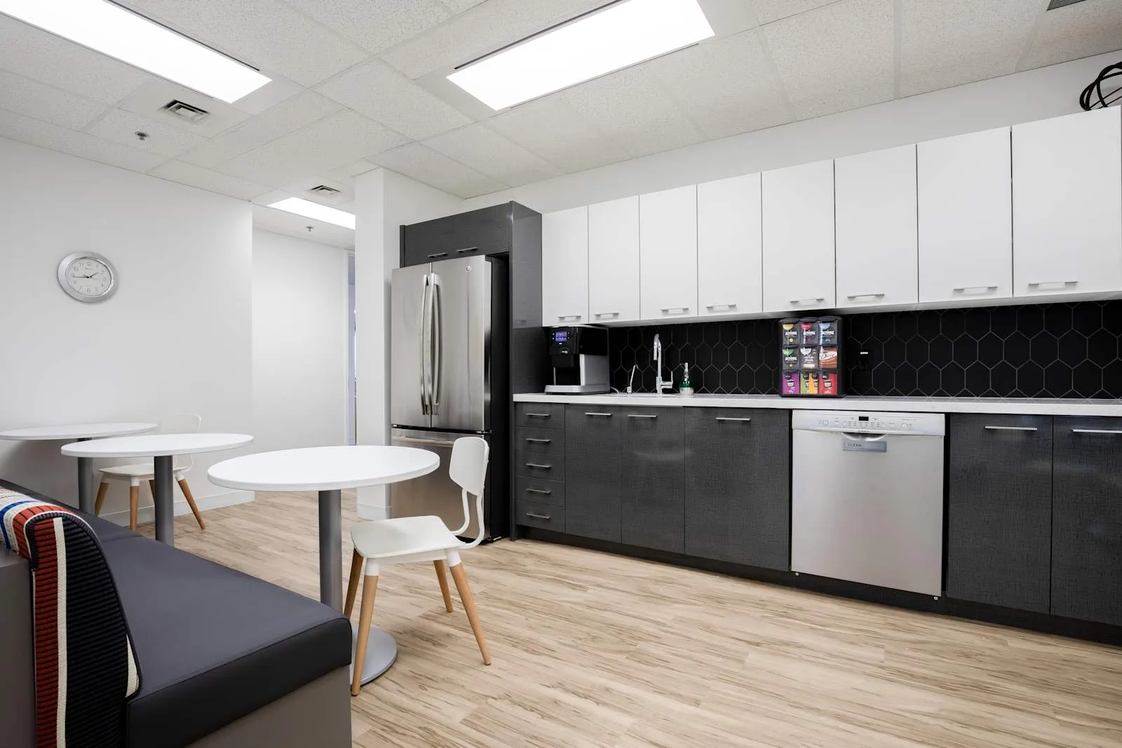 Regus AB, Calgary - McDougall, Cuisine, Calgary, AB