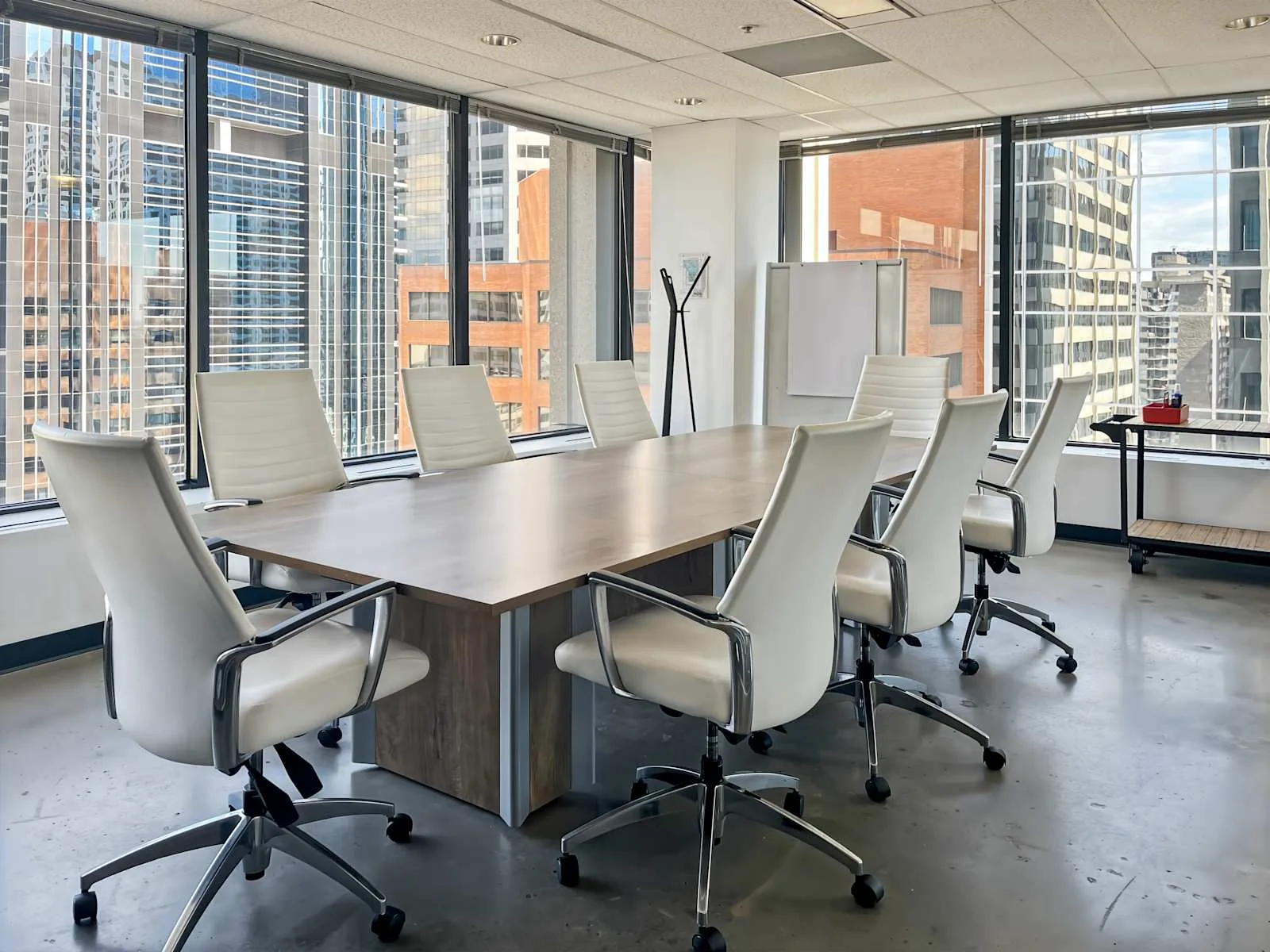 Regus AB, Calgary – Calgary Place, Salle de réunion 8 personnes, Calgary, AB