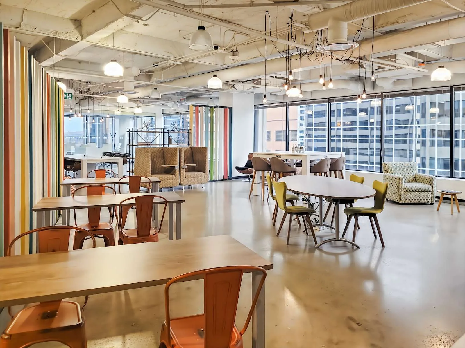 Regus AB, Calgary – Calgary Place, Espace de coworking, Calgary, AB