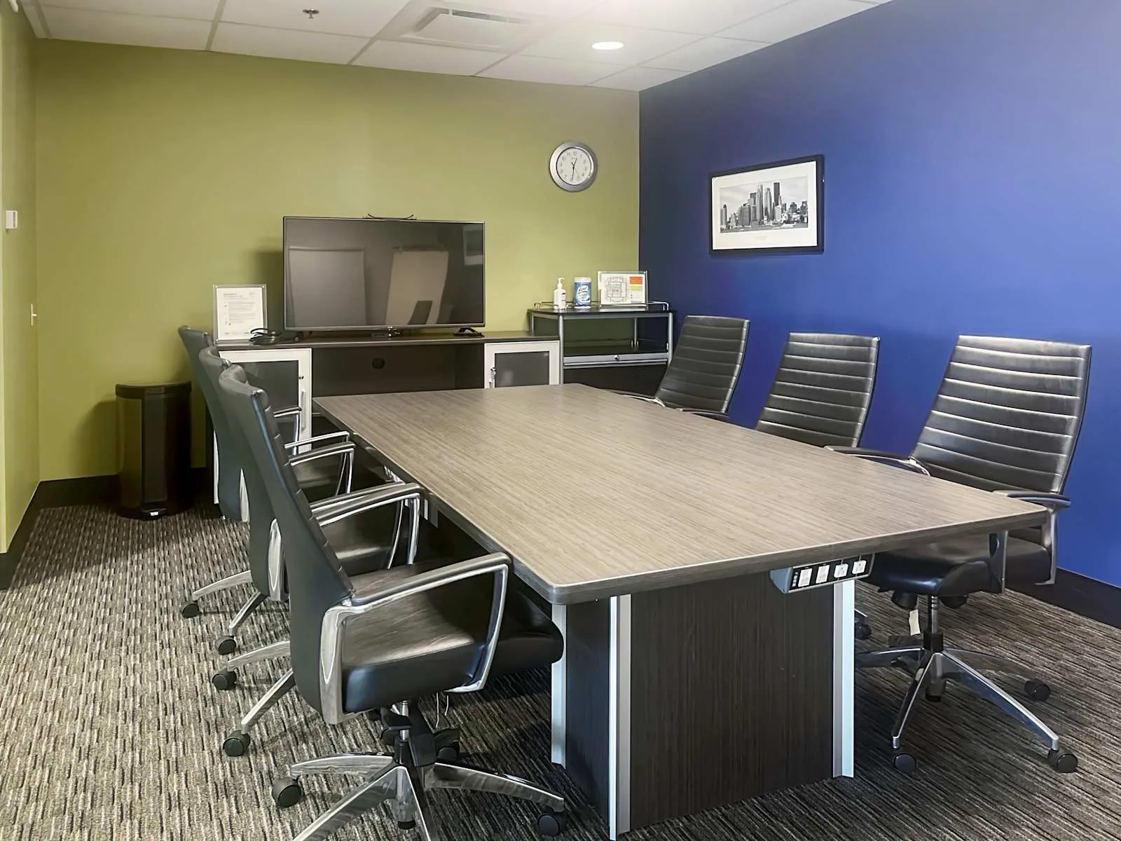 Regus AB, Calgary - TD Canada Trust, Salle de réunion 6 personnes, Calgary, AB