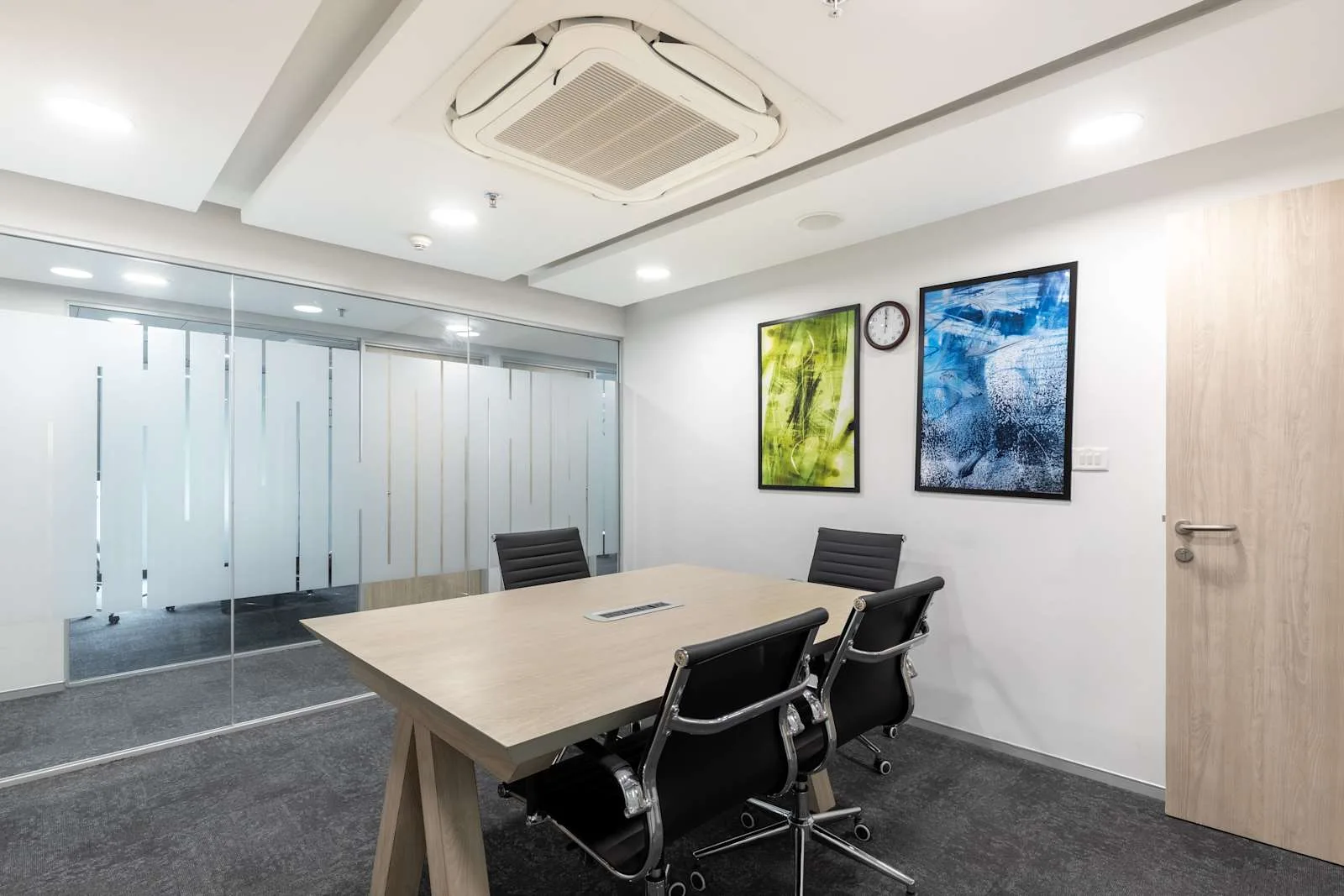 Regus AHMEDABAD, Privilon SG Highway, 4 लोगों के लिए बैठक कक्ष, अहमदाबाद