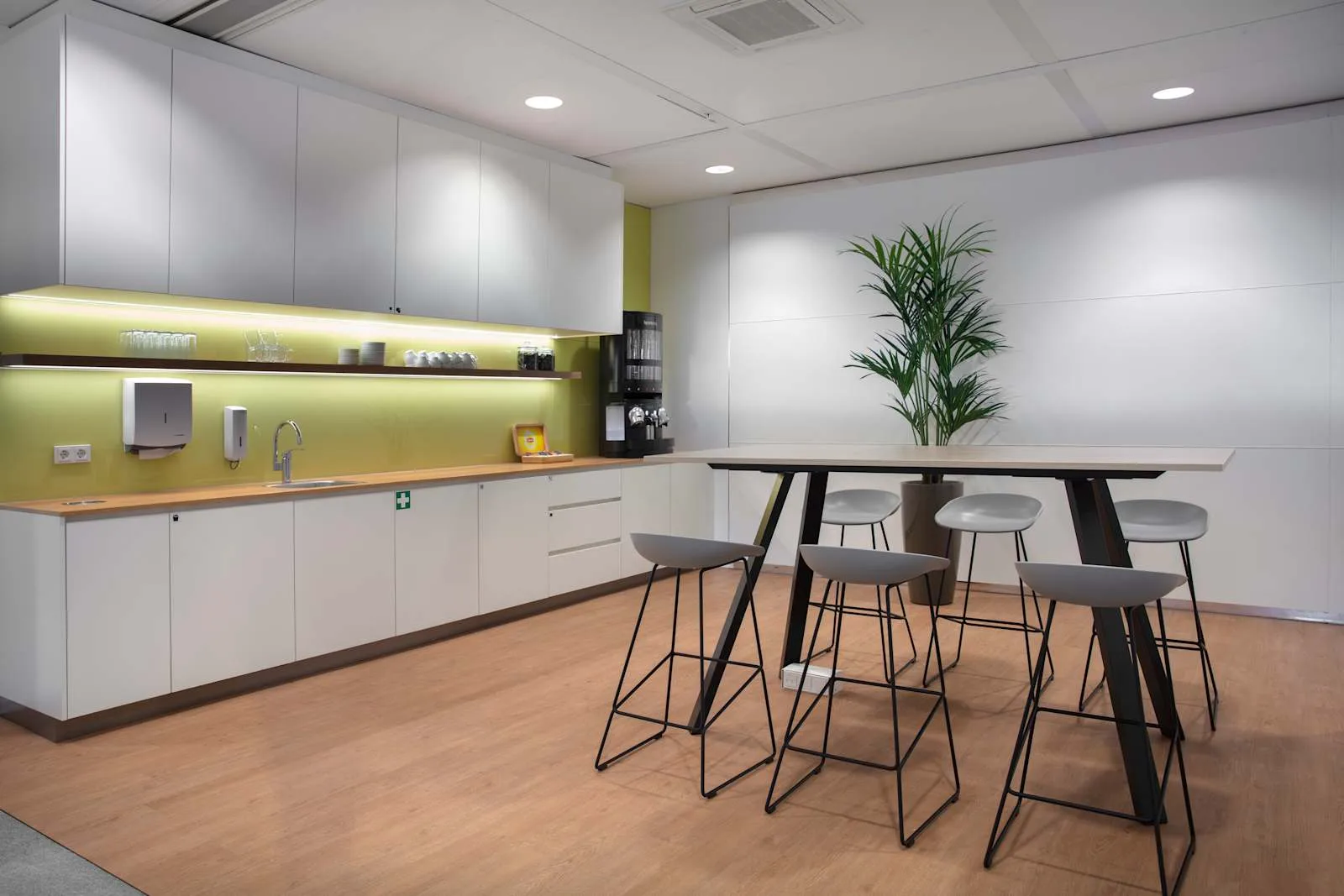 Regus AMSTERDAM, White Point, Kitchen, Ouderkerk aan de Amstel