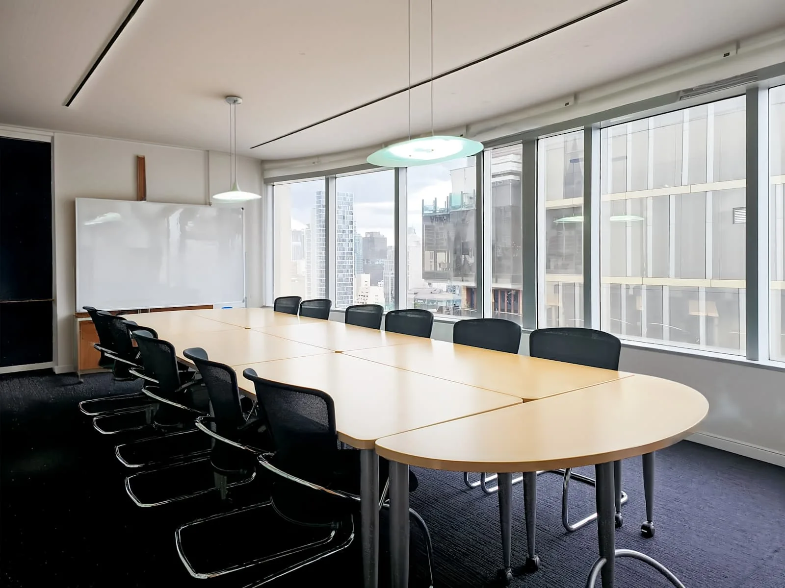 Regus BANGKOK, M Thai Tower - All Seasons Place, ห้องประชุมสำหรับ 12 คน, กรุงเทพมหานคร