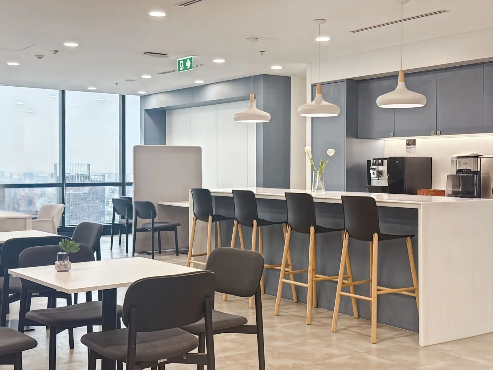 Regus Bangkok, Shinawatra Tower 3, Cafeteria, Bangkok