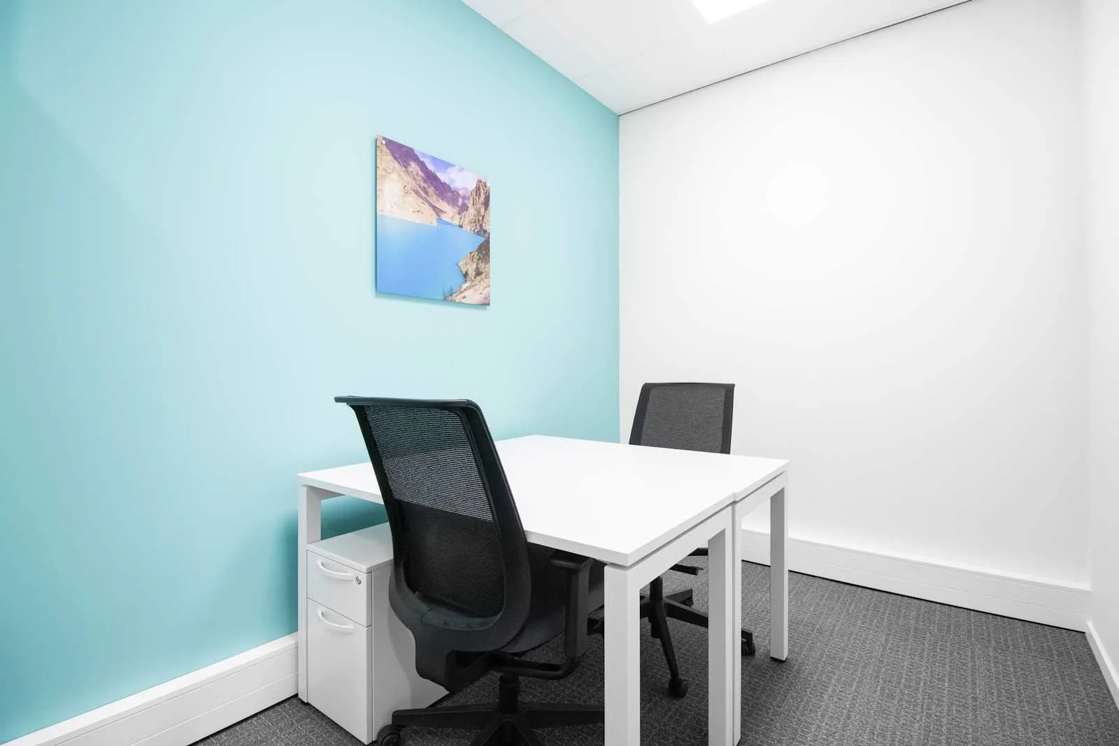 Regus Breda, Business Park #1452, Privékantoor met 2 werkplekken, Breda