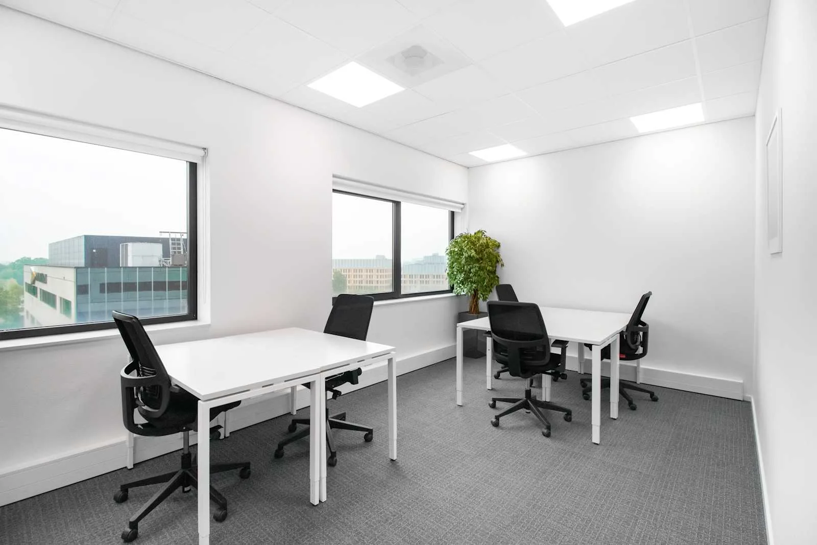 Regus Breda, Business Park #1452, Privékantoor met 6 werkplekken, Breda