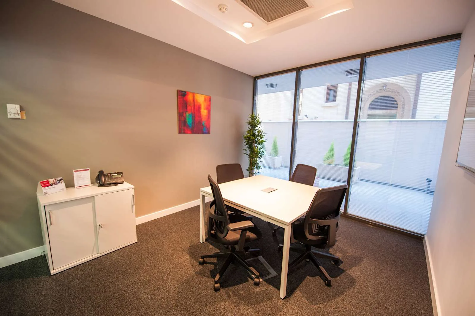 Regus BUCHAREST, City Centre, Sală de ședințe pentru 4 persoane, București