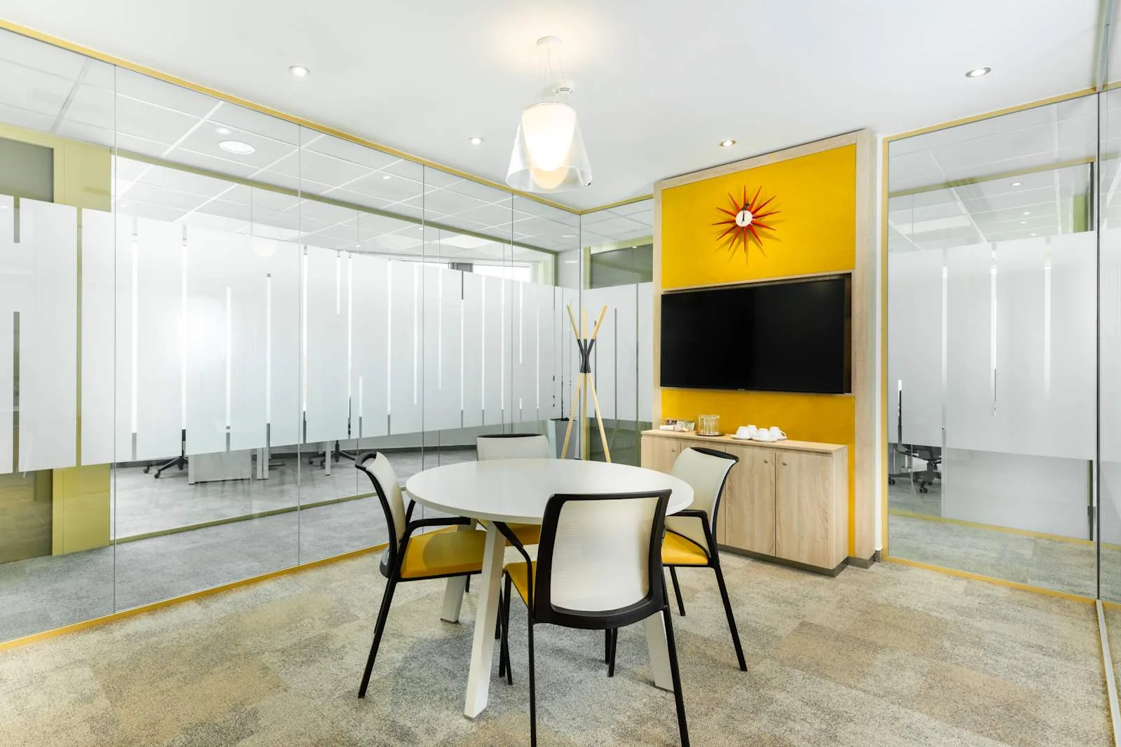 Regus BUDAPEST, BudapestOne Centre, Tárgyaló 4 főre, Budapest