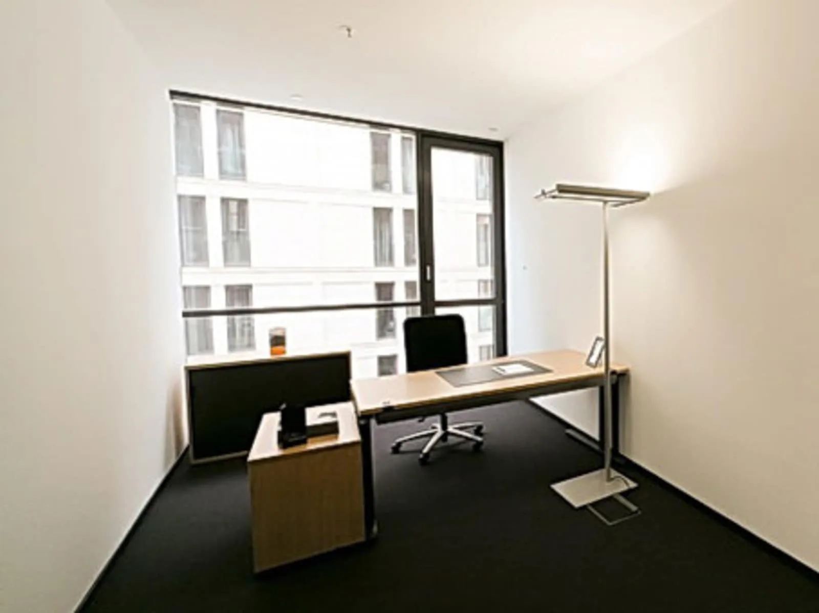 Regus BUDAPEST, First Site, Külön iroda 1 munkaállomással, Budapest