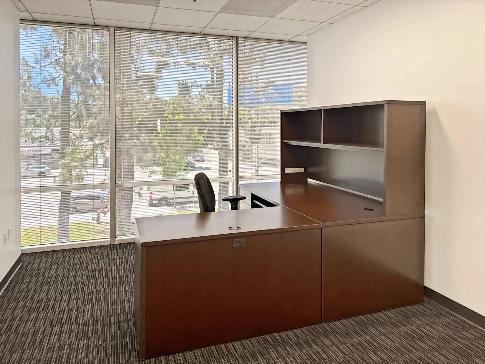 Regus CA, Woodland Hills - Ventura Blvd., Private office, 1 desk, Woodland Hills, CA