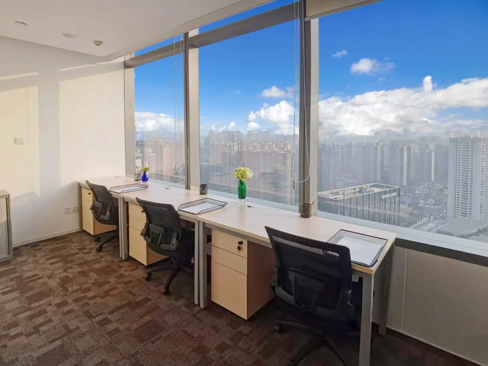 Regus CHENGDU, China Resources Building、3个工位的独立办公室、成都市