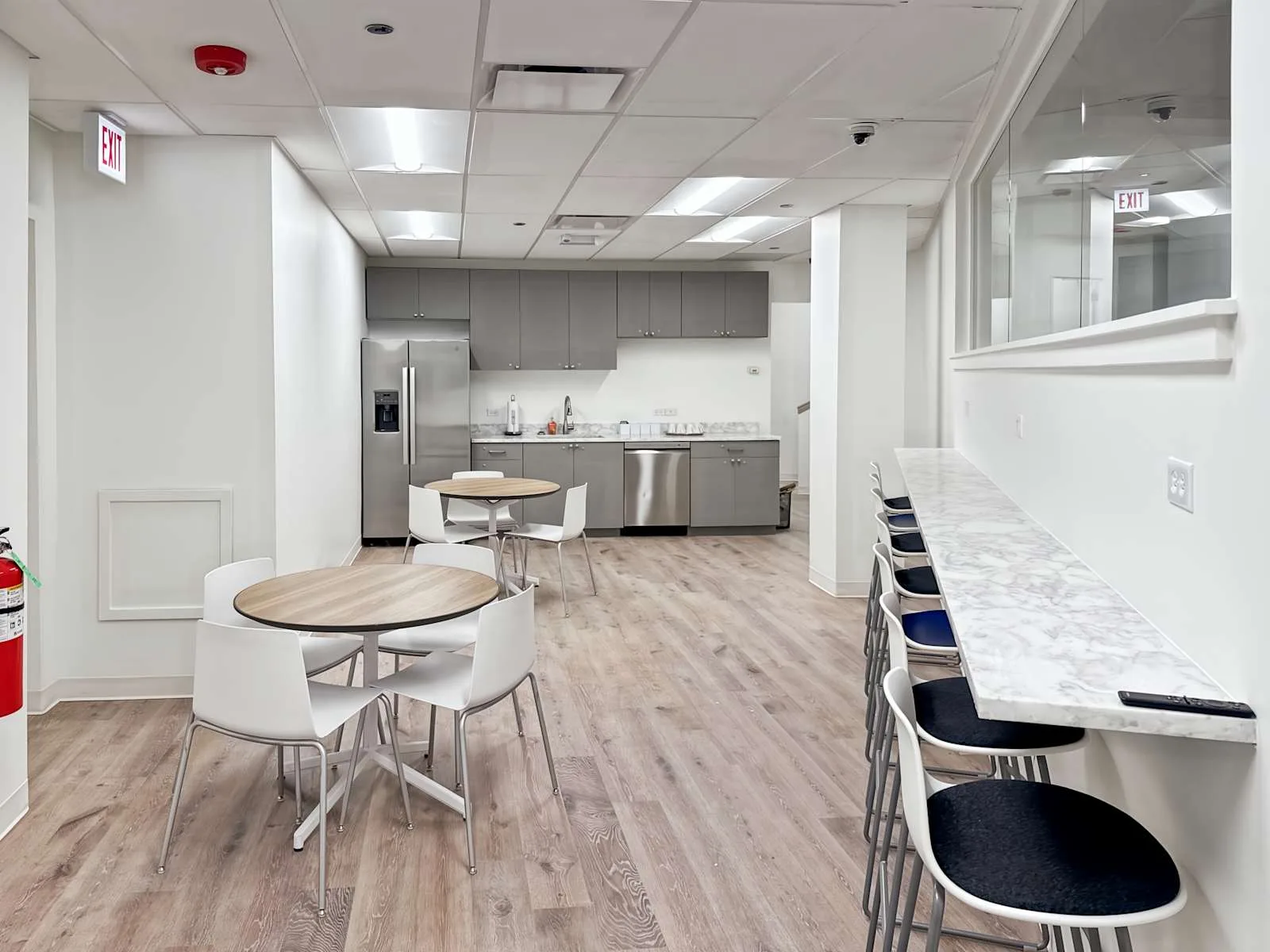 Regus IL, Chicago - N Clark St, Cafeteria, Chicago, IL