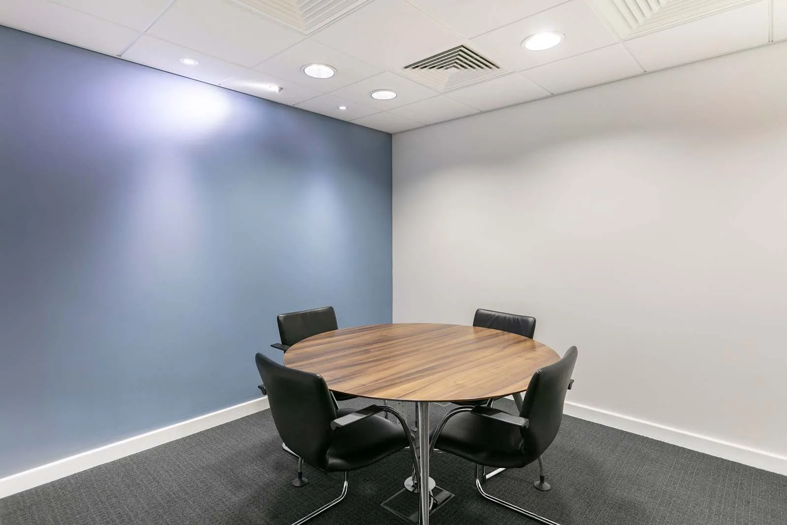 Regus COBHAM, Cobham Services, Regus Express, Meeting room for 4 people, Cobham