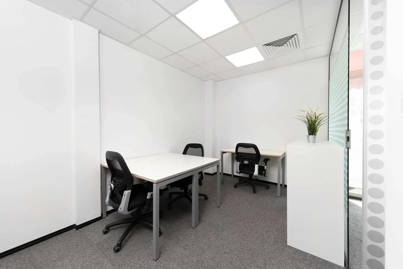 Regus DOHA, The Pearl، مكتب خاص بـ 3 محطات عمل، لوسيل