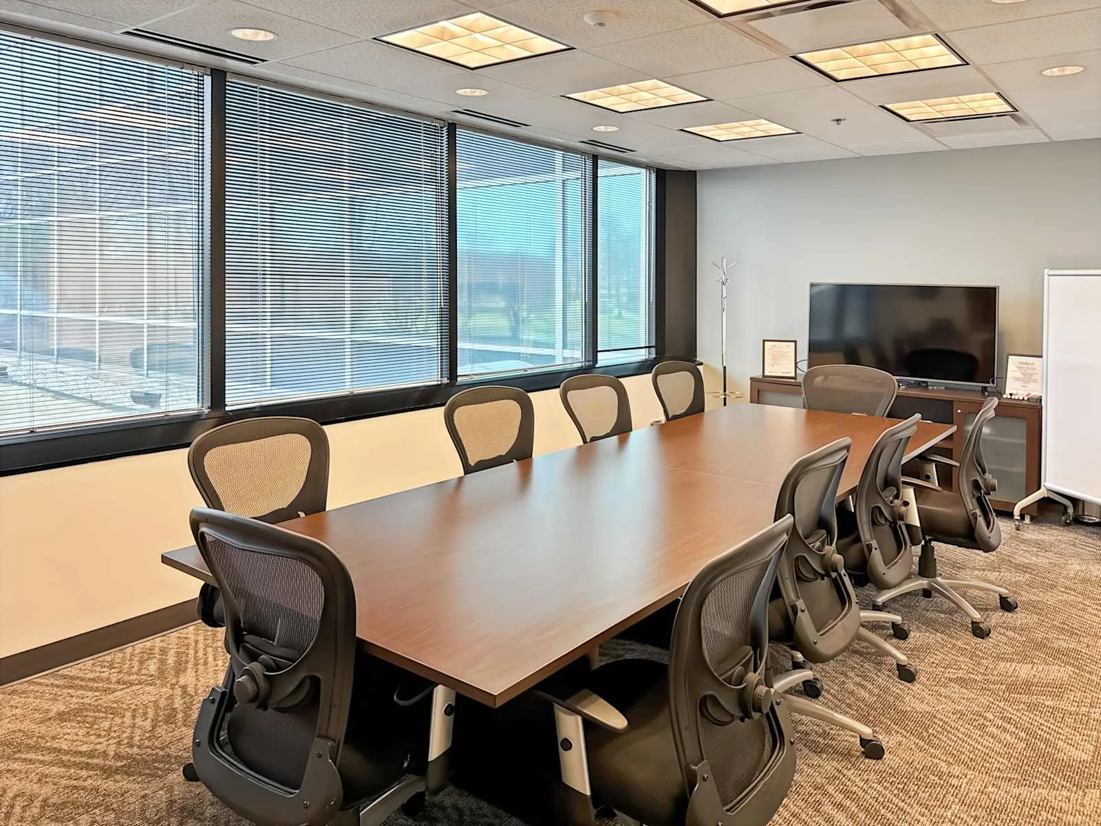 Regus IL, Downers Grove - Executive Towers West, Meeting room for 8 people, Downers Grove, IL