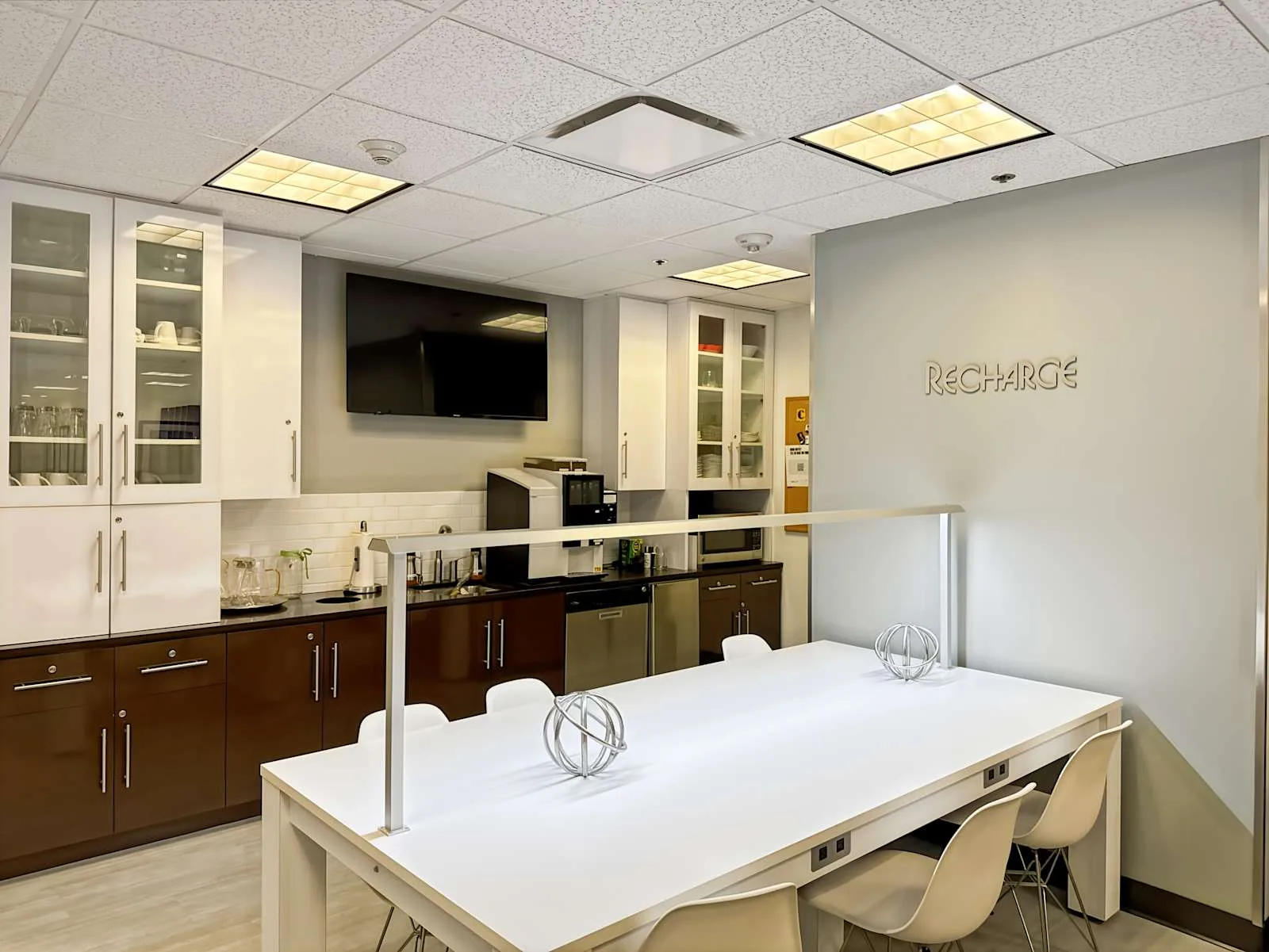 Regus IL, Downers Grove - Executive Towers West, Kitchen, Downers Grove, IL
