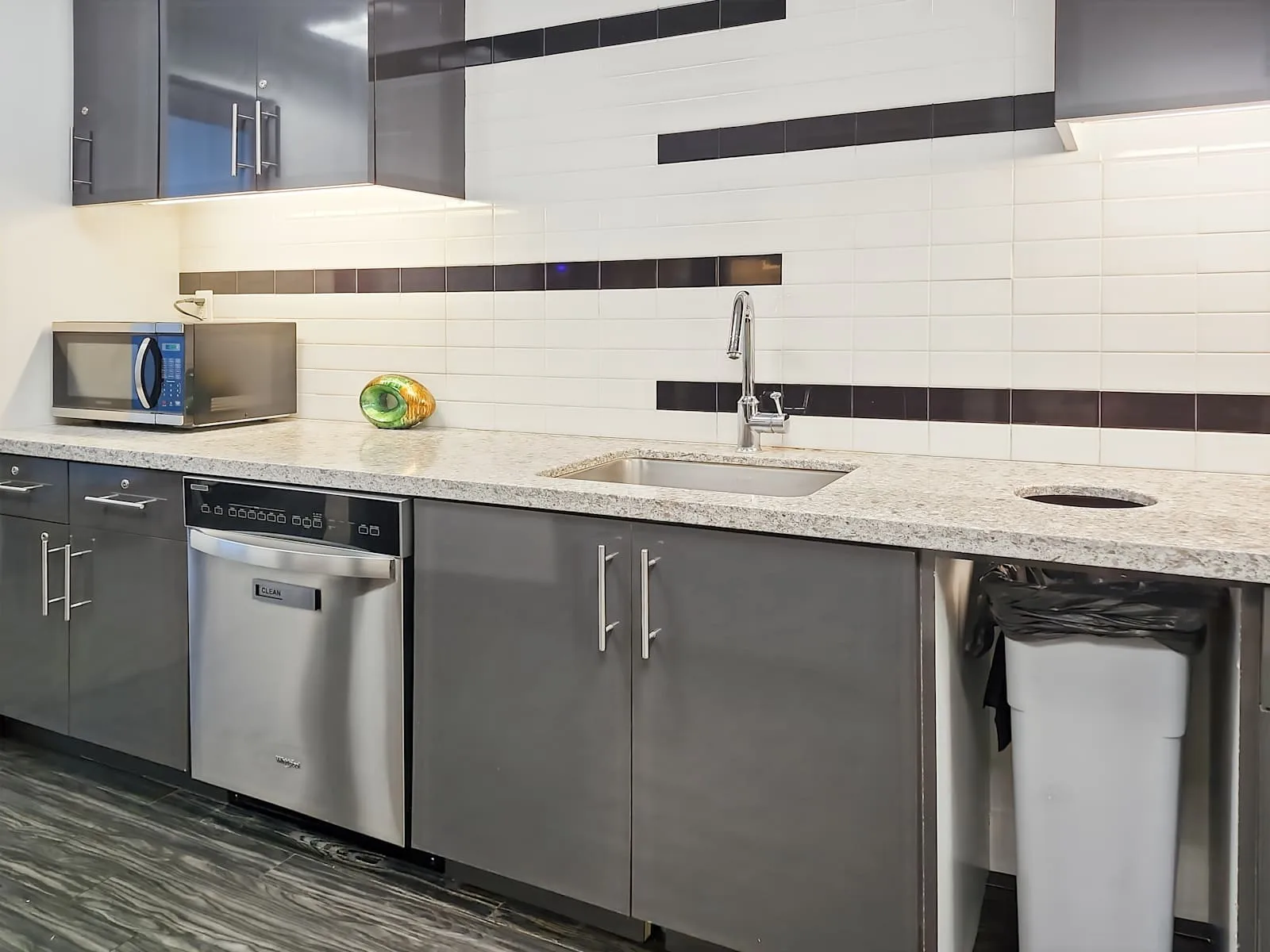 Regus FL, Jacksonville - Bank of America Tower, Kitchen, Jacksonville, FL