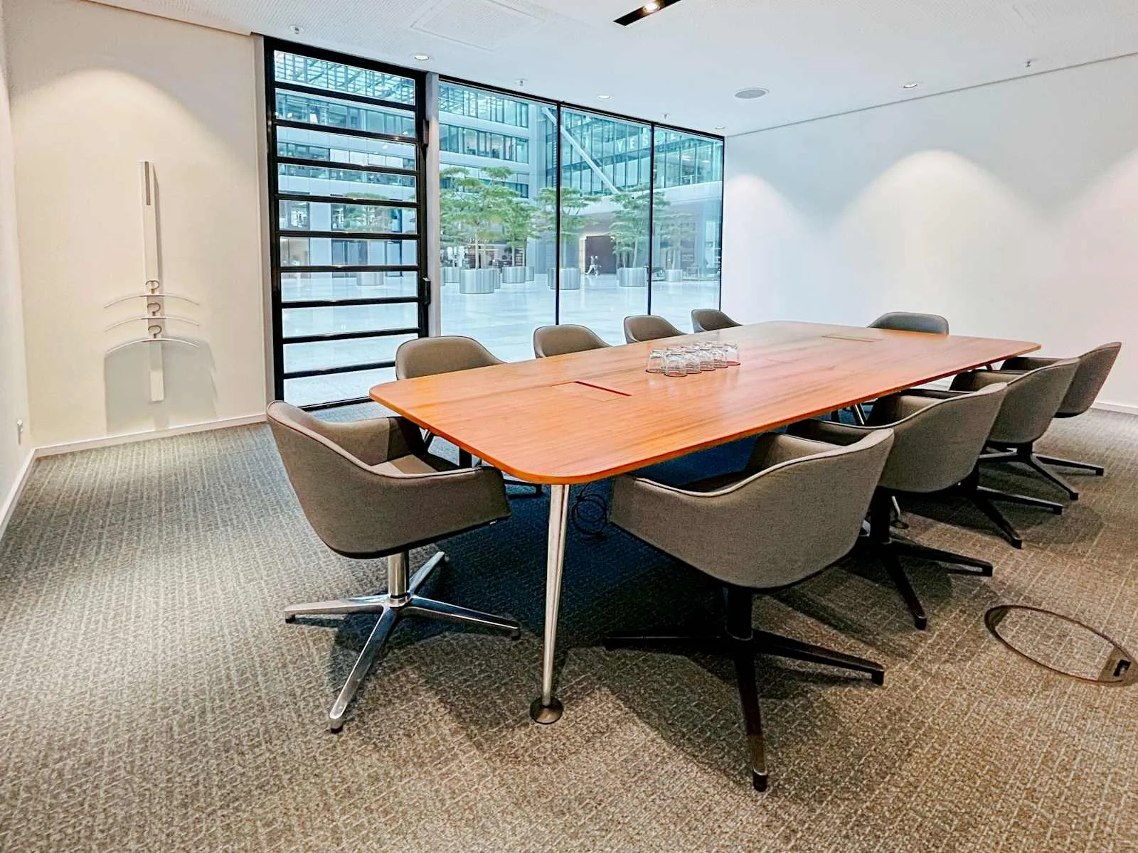 Regus FRANKFURT, THE SQUAIRE Business Center, Besprechungsraum für 10 Personen, Frankfurt am Main