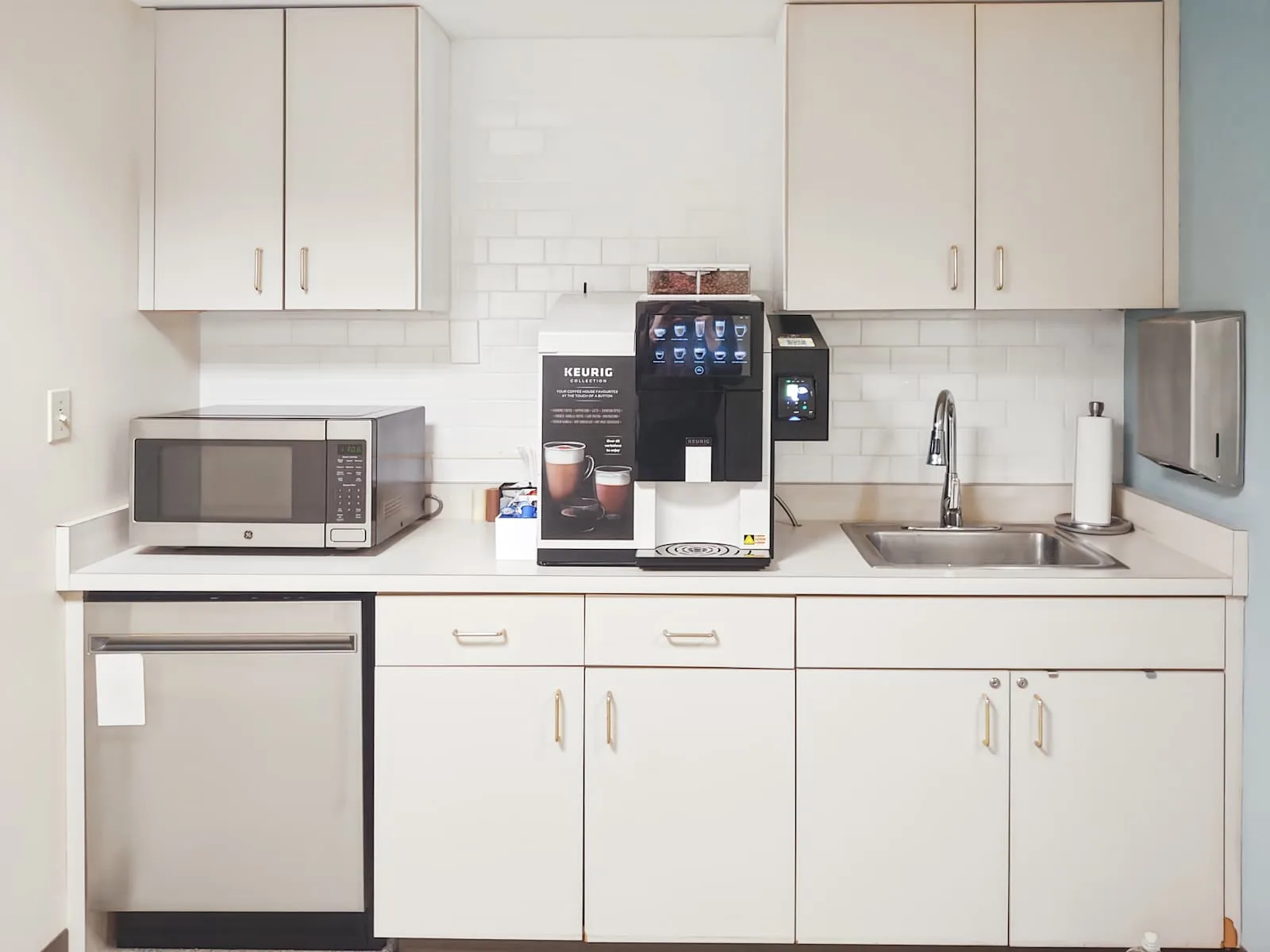Regus GA, Savannah - 22 Bull St, Kitchen, Savannah, GA