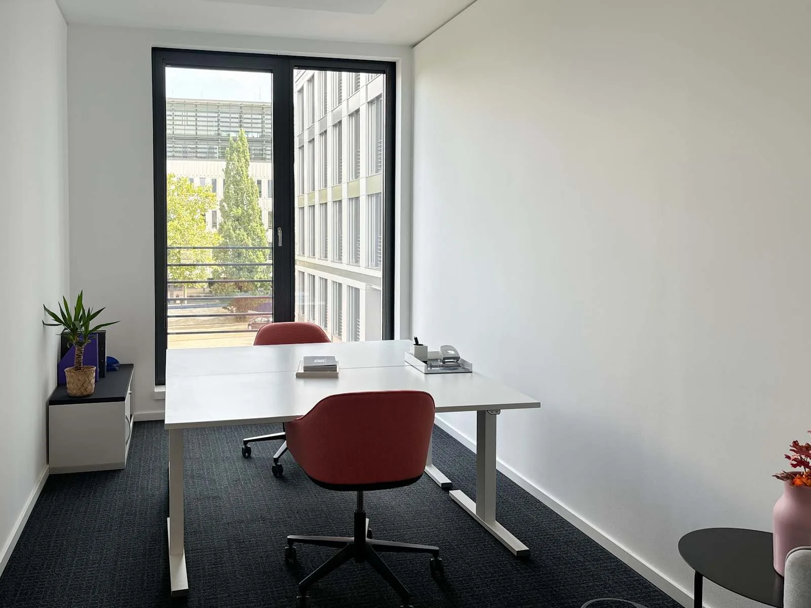Regus HAMBURG, Hamburg City Nord, Private office, 2 desks, Hamburg