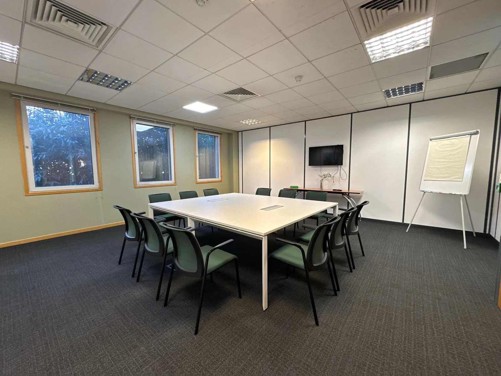 Regus HEATHROW, Bath Road, Meeting room for 12 people, Hayes