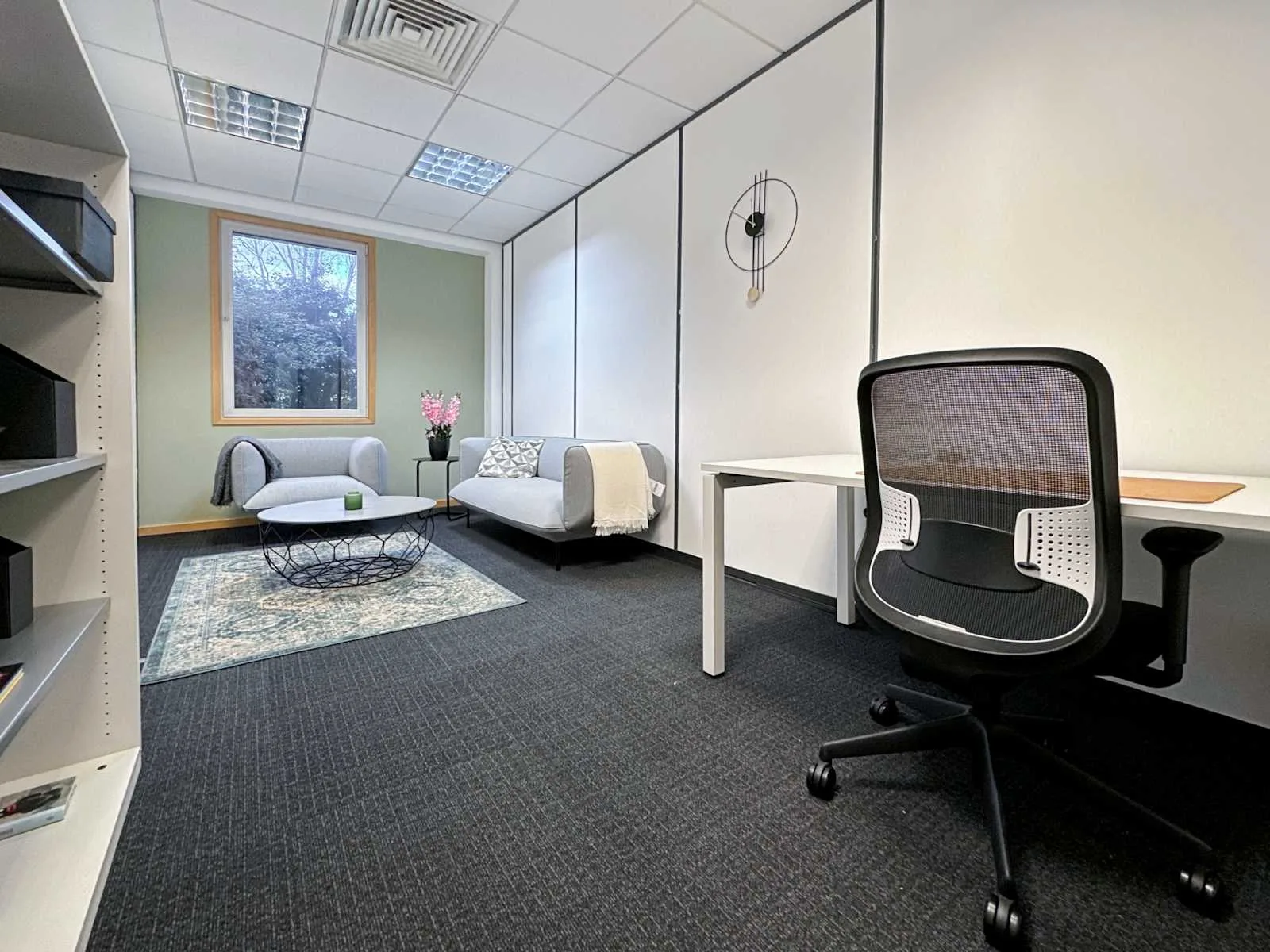 Regus HEATHROW, Bath Road, Private office, 1 desk, Hayes