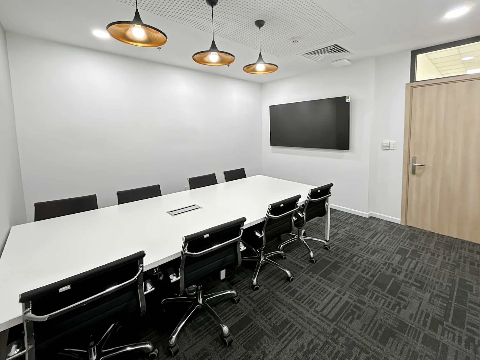 Regus Ho Chi Minh, L'Mak, Meeting room for 8 people, Ho Chi Minh City