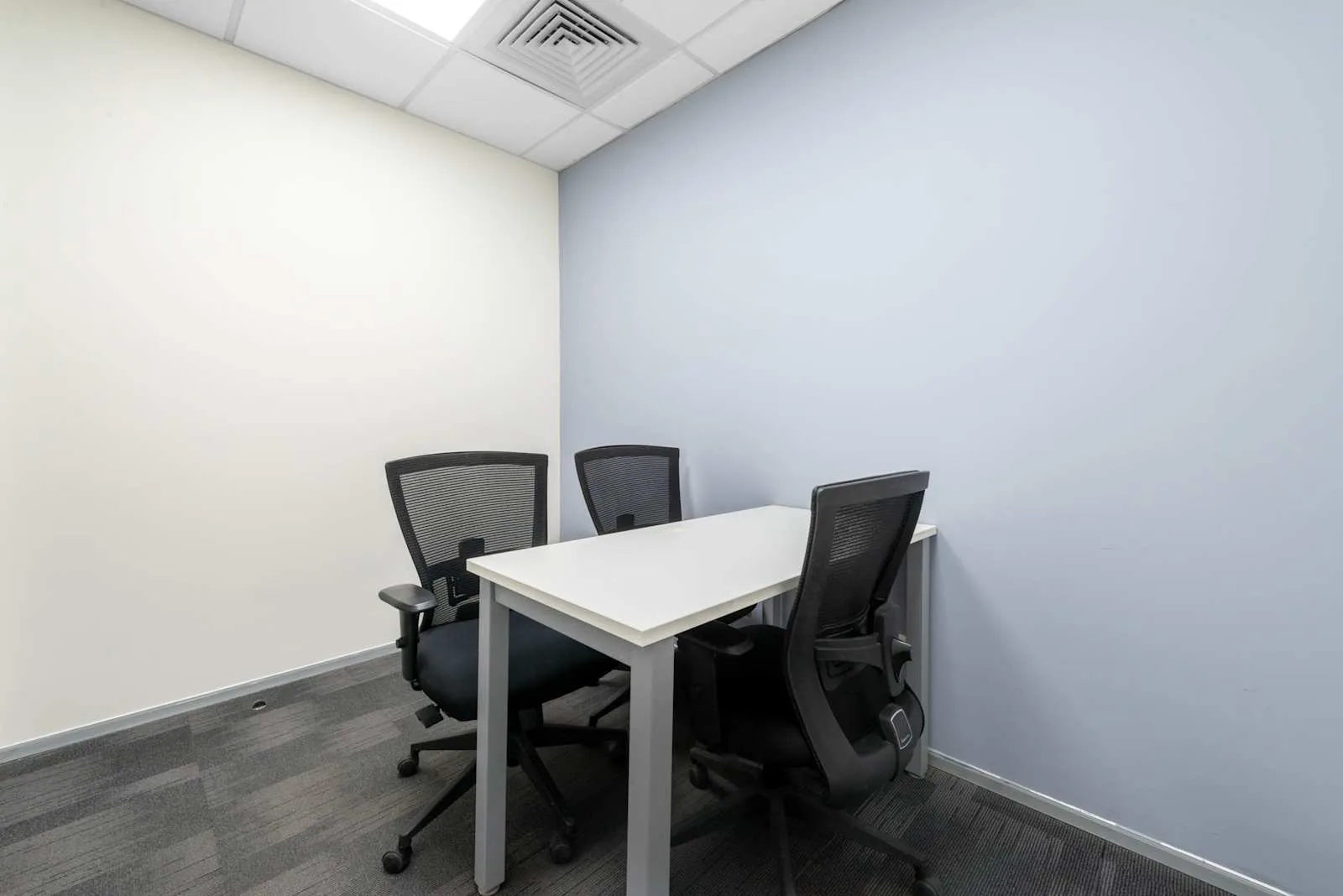 Regus HYDERABAD, Manjeera Trinity, Meeting room for 3 people, Hyderabad