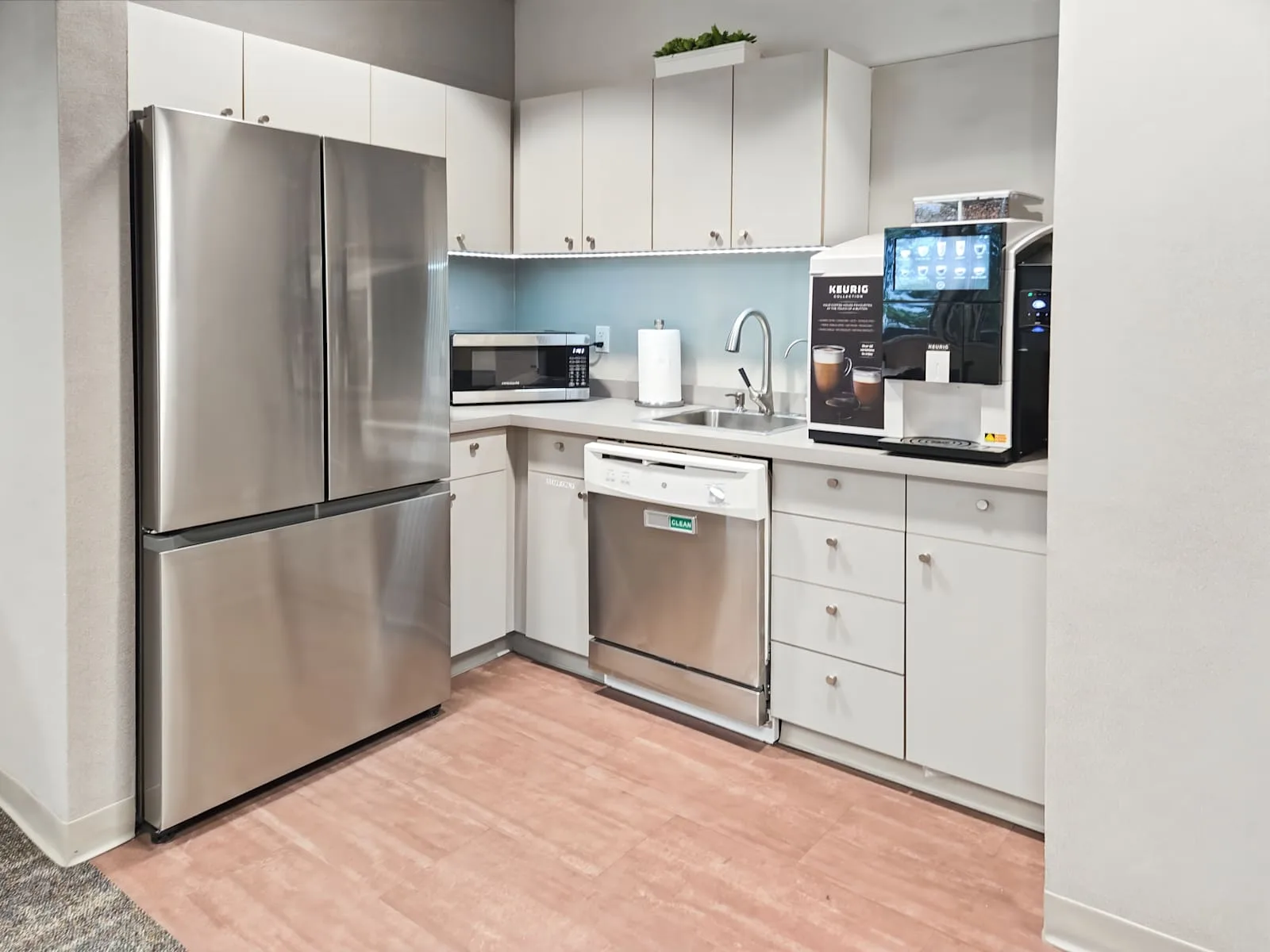 Regus IA, Cedar Rapids - N River Blvd NE, Kitchen, Cedar Rapids, IA