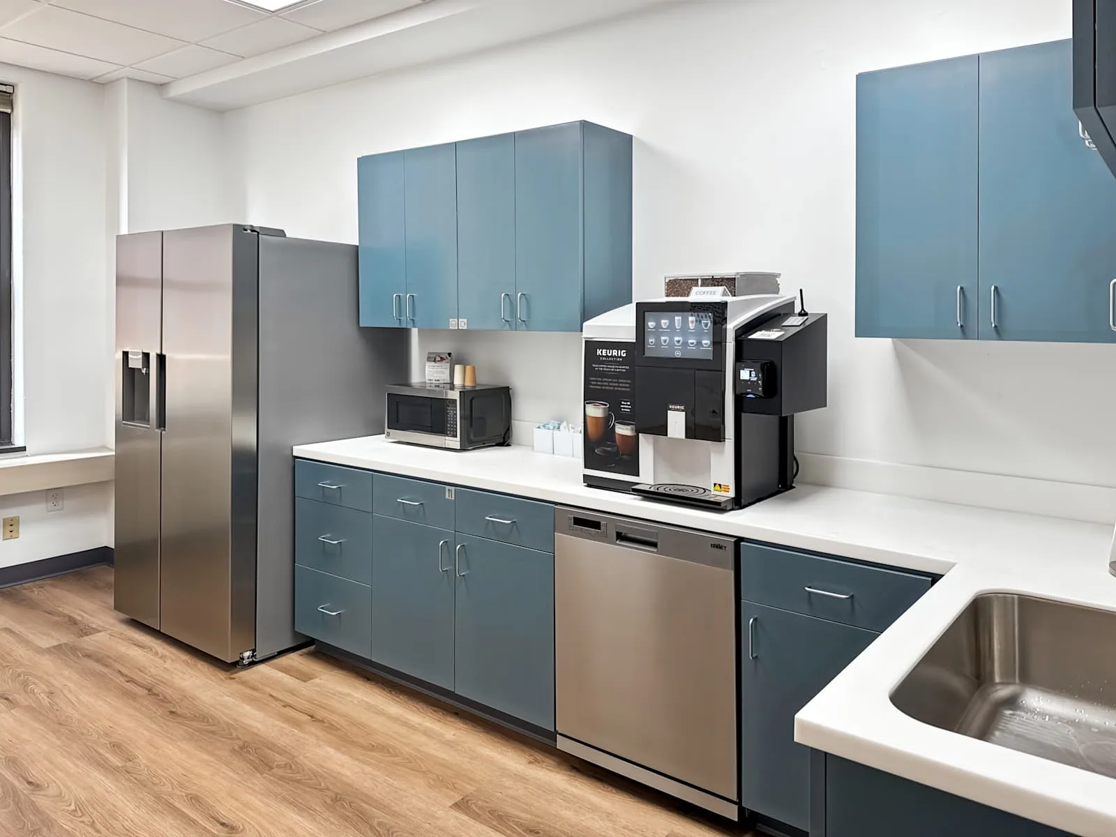 Regus IN, Indianapolis - Meridian St, Kitchen, Indianapolis, IN