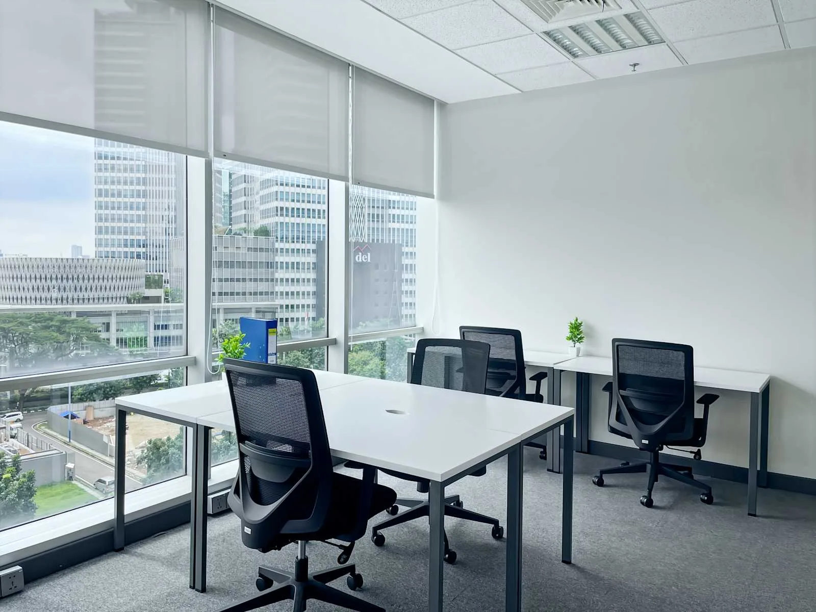 Regus Jakarta, Menara Sunlife, Kantor pribadi dengan 4 meja kerja, Jakarta
