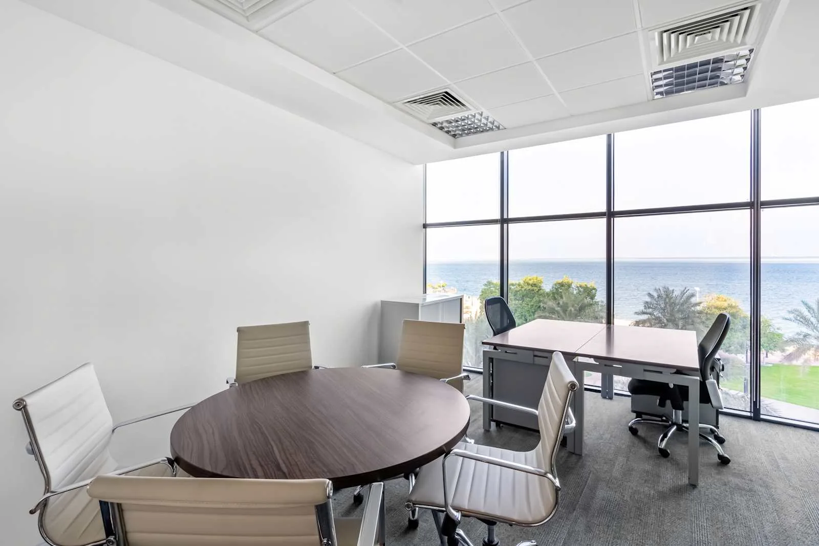 Regus JUBAIL, Business District 2، مكتب خاص بمحطتي عمل، الجبيل