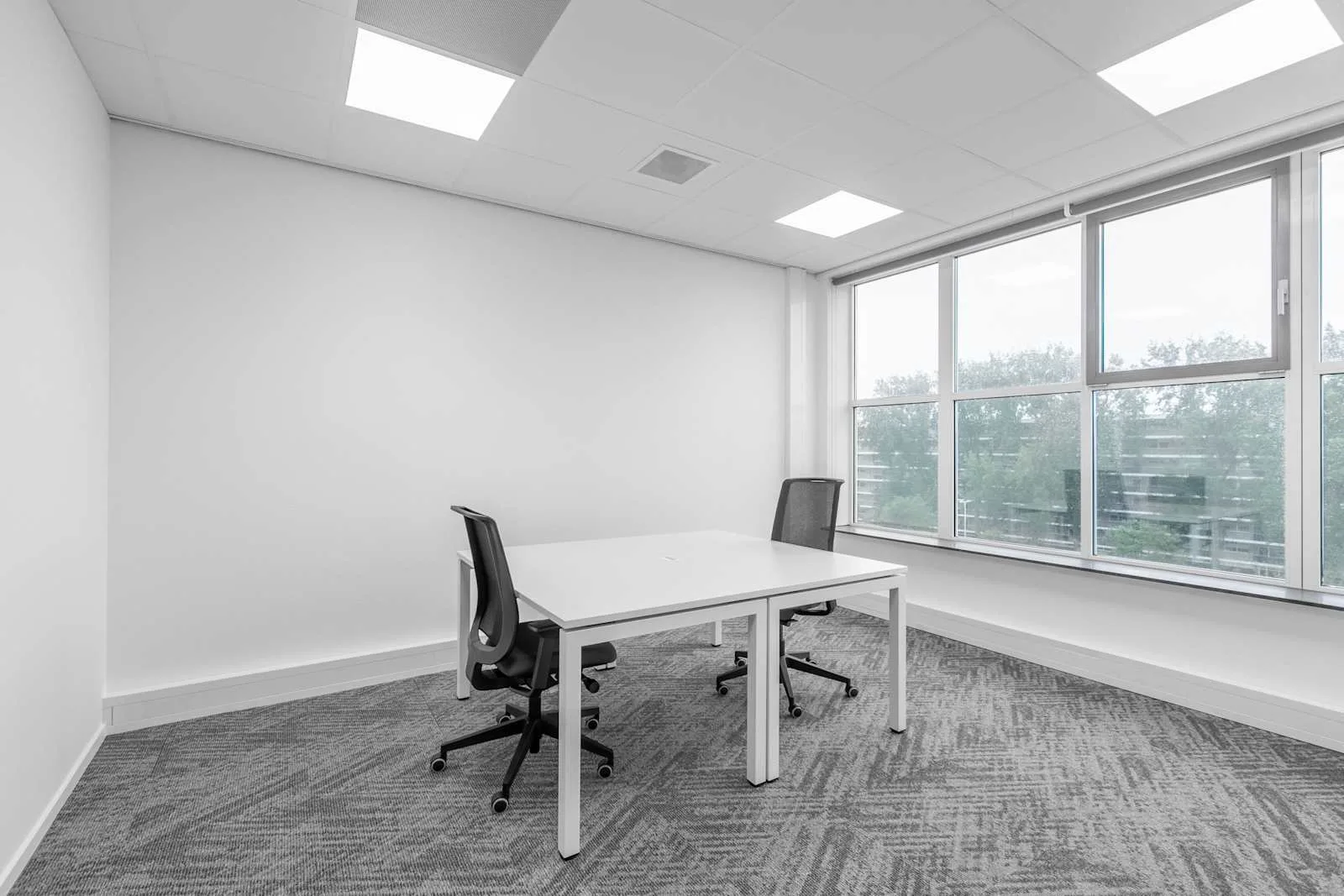 Regus Leiden Bio Science Park, Privékantoor met 2 werkplekken, Leiden