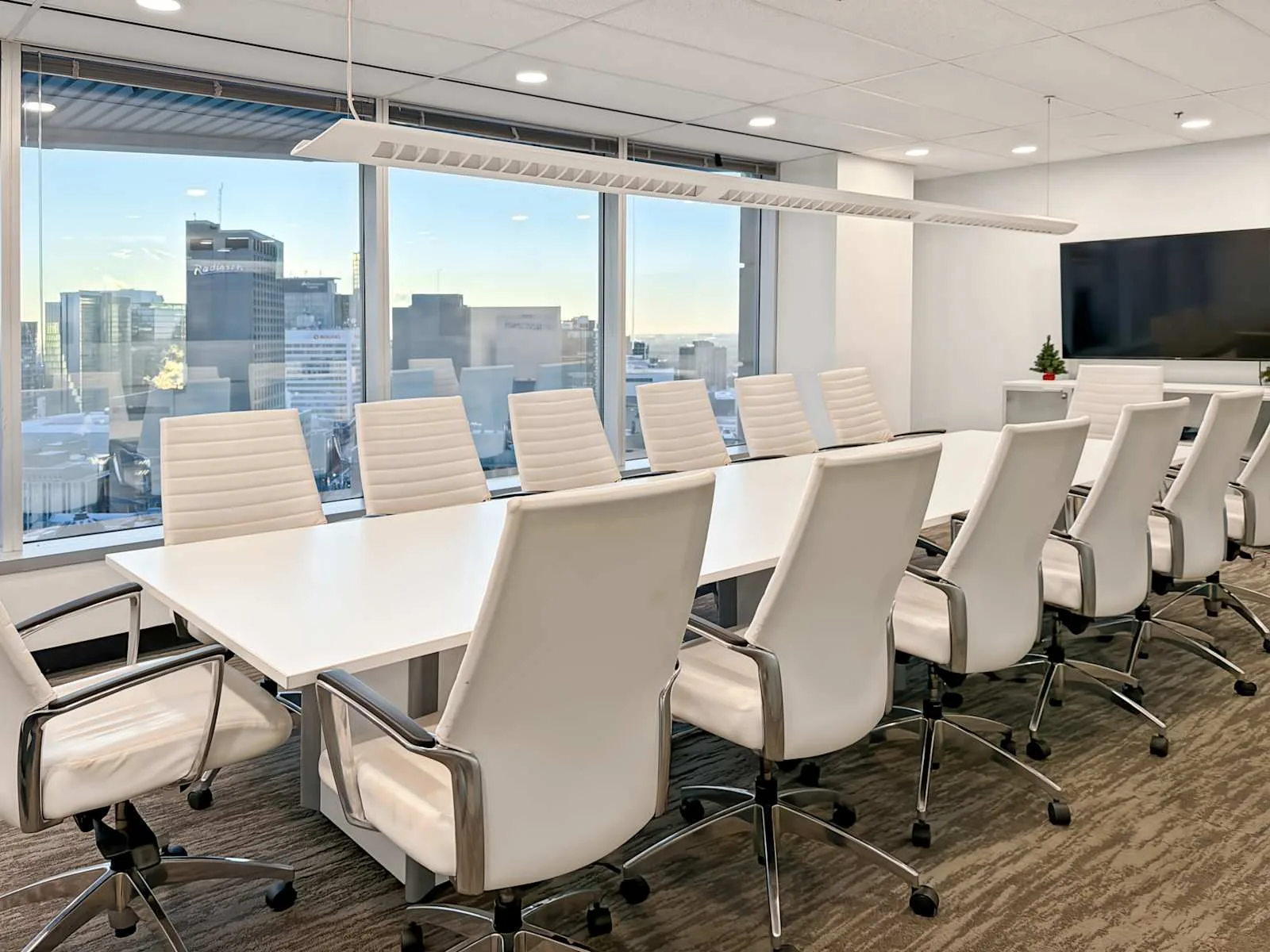 Regus MB, Winnipeg – 201 Portage Avenue, Meeting room for 16 people, Winnipeg, MB