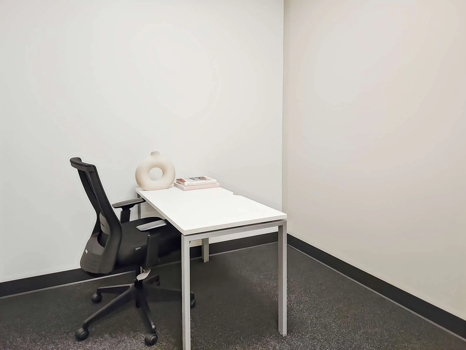Regus NY, Amherst - 251 John James Audubon, Private office, 1 desk, Amherst, NY
