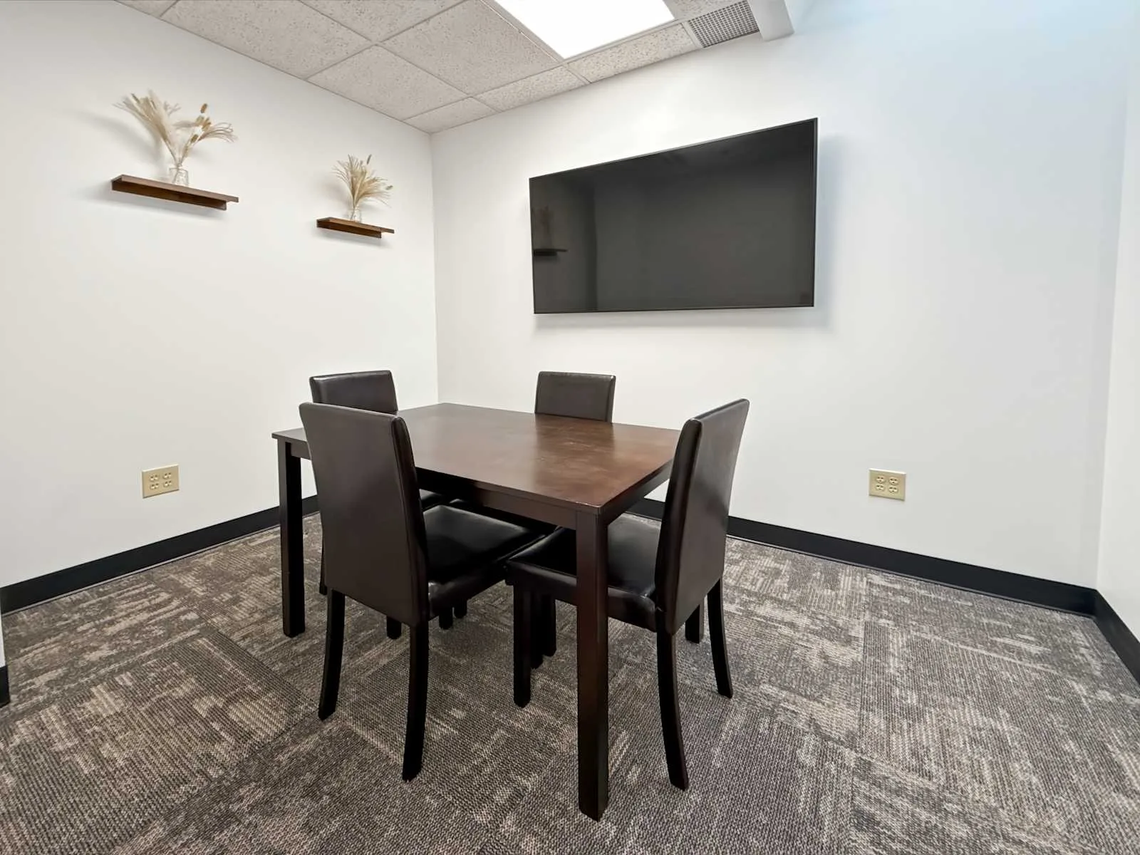 Regus NY, East Rochester - Commercial Street, Meeting room for 4 people, East Rochester, NY
