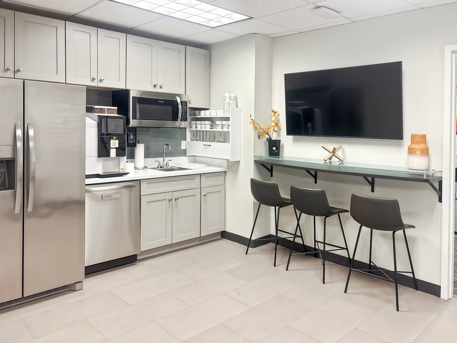 Regus NY, Melville - Broadhollow Rd, Kitchen, Melville, NY