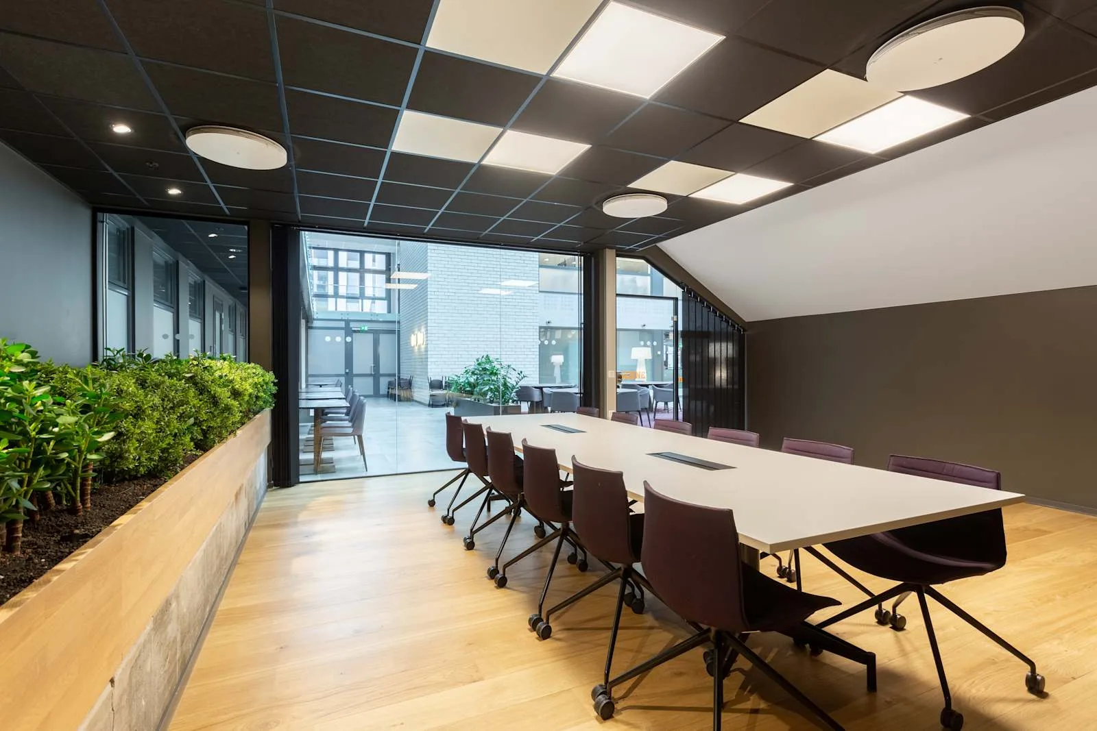 Regus Oslo, Nydalen Conference Centre, Møterom for 12 personer, Oslo